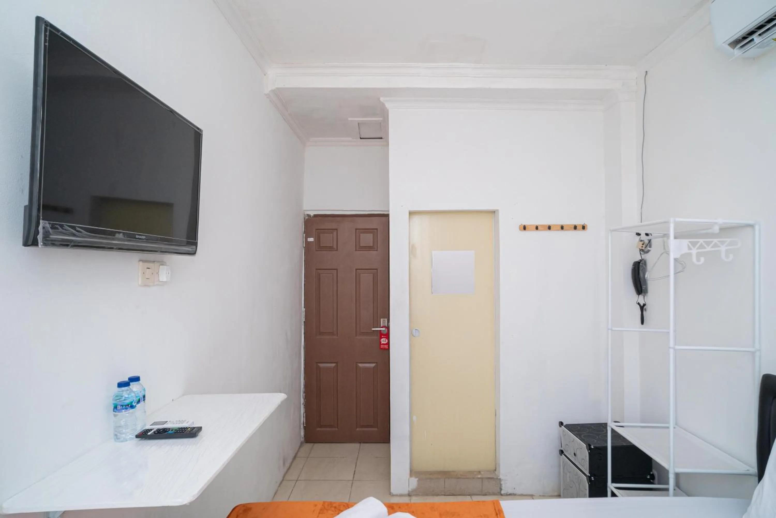 Bedroom in RedDoorz @ Aralia Harapan Indah