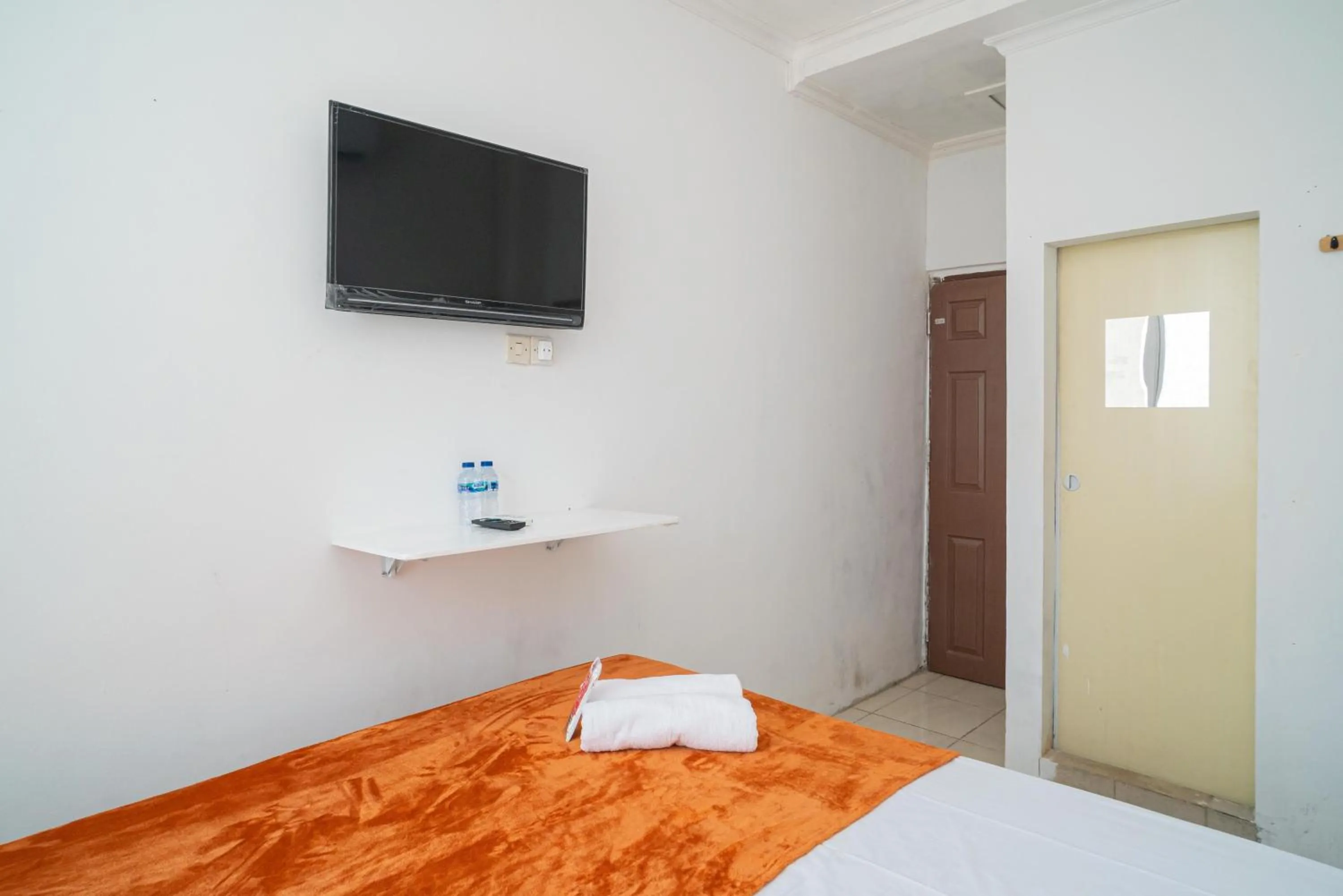 Bedroom, Bed in RedDoorz @ Aralia Harapan Indah