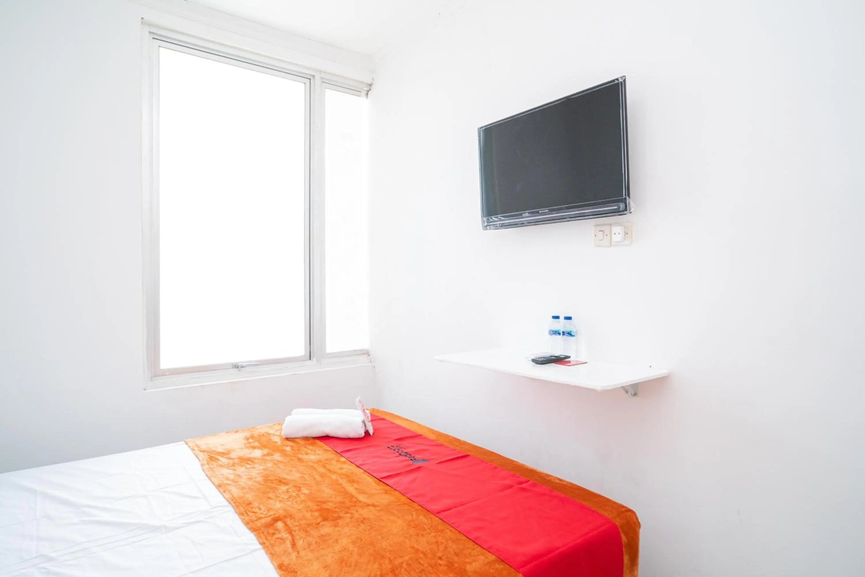 Bedroom, Bed in RedDoorz @ Aralia Harapan Indah