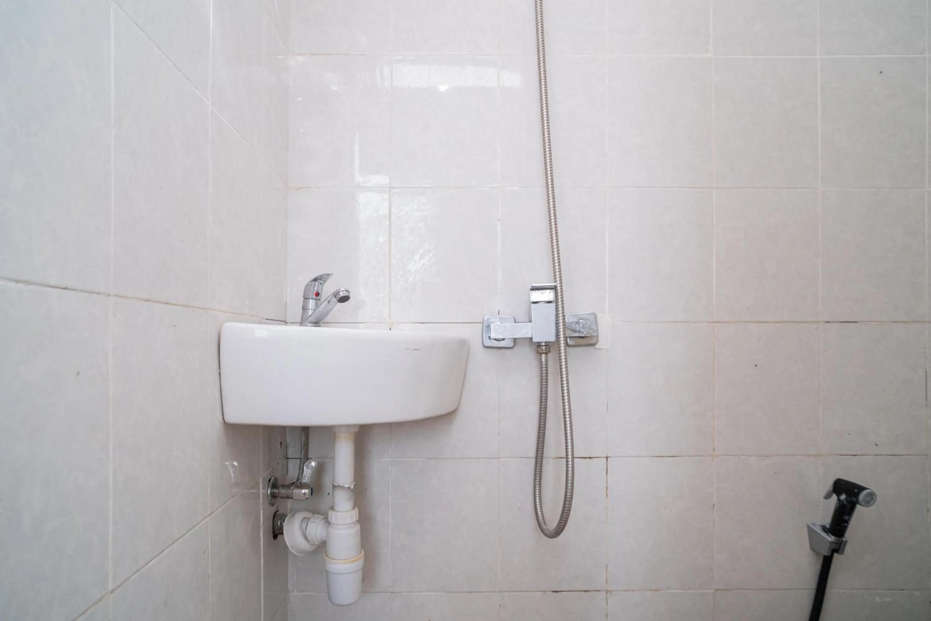 Bathroom in RedDoorz @ Aralia Harapan Indah