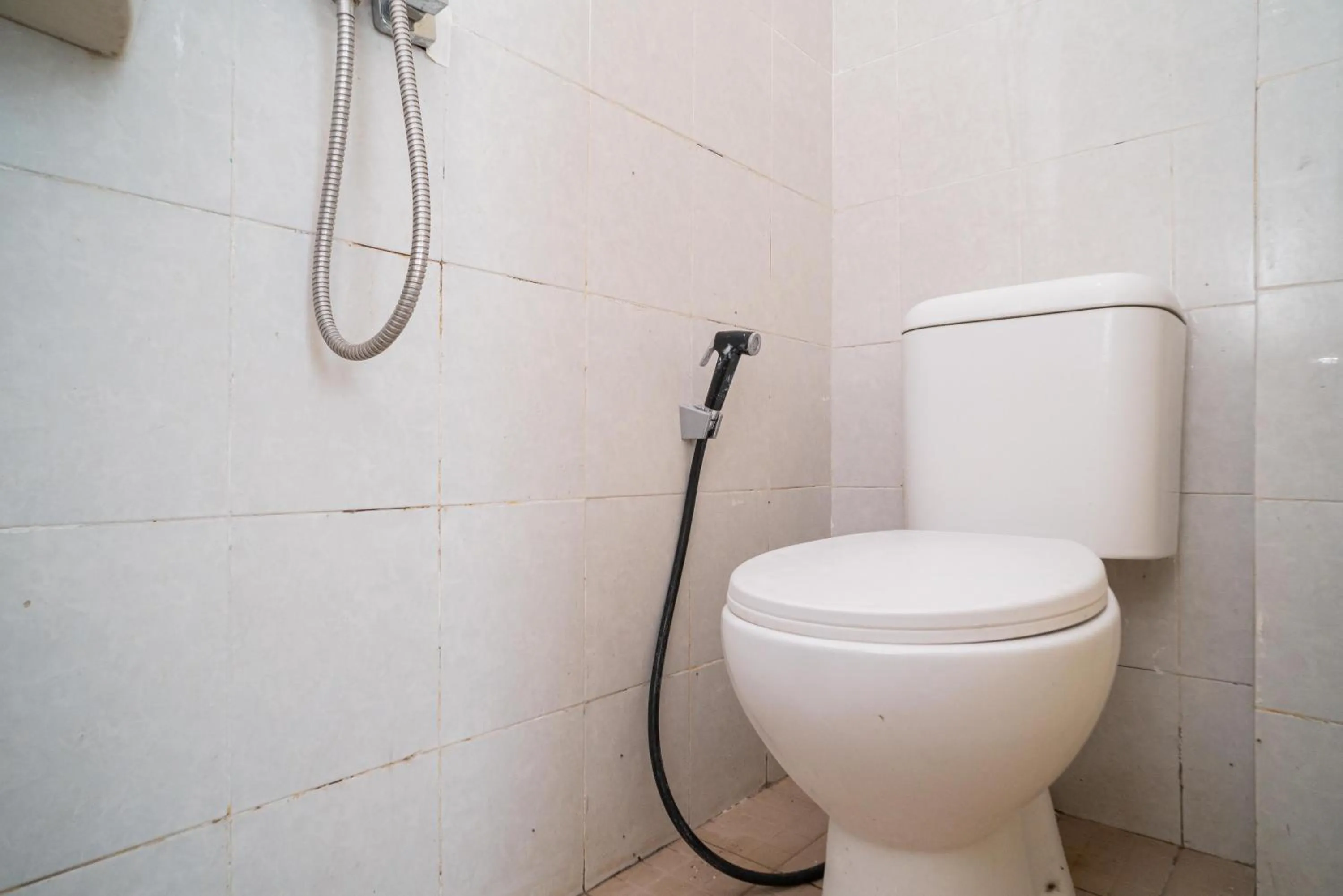 Bathroom in RedDoorz @ Aralia Harapan Indah