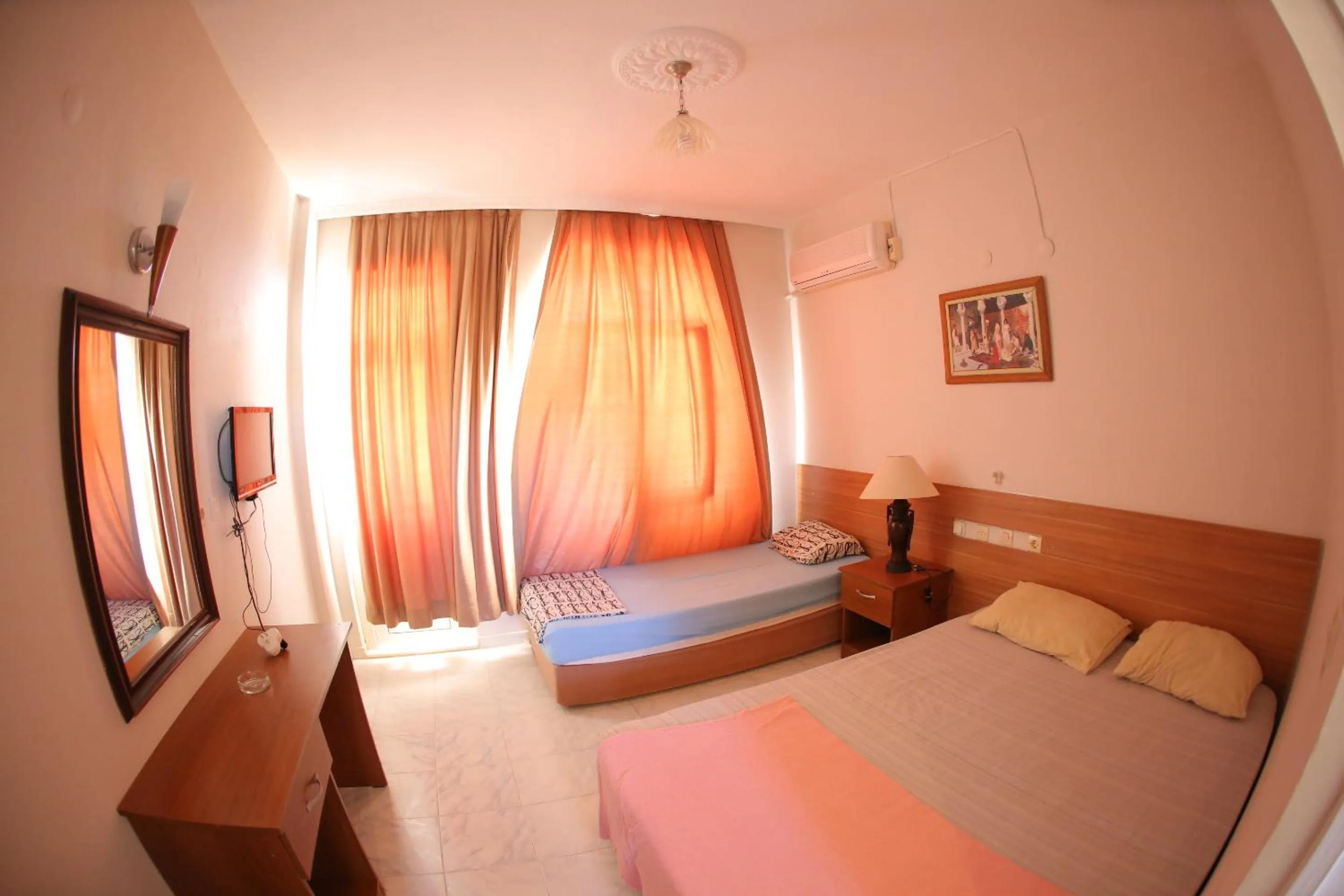 Photo of the whole room, Bed in Mavi Cennet Camping Caravan