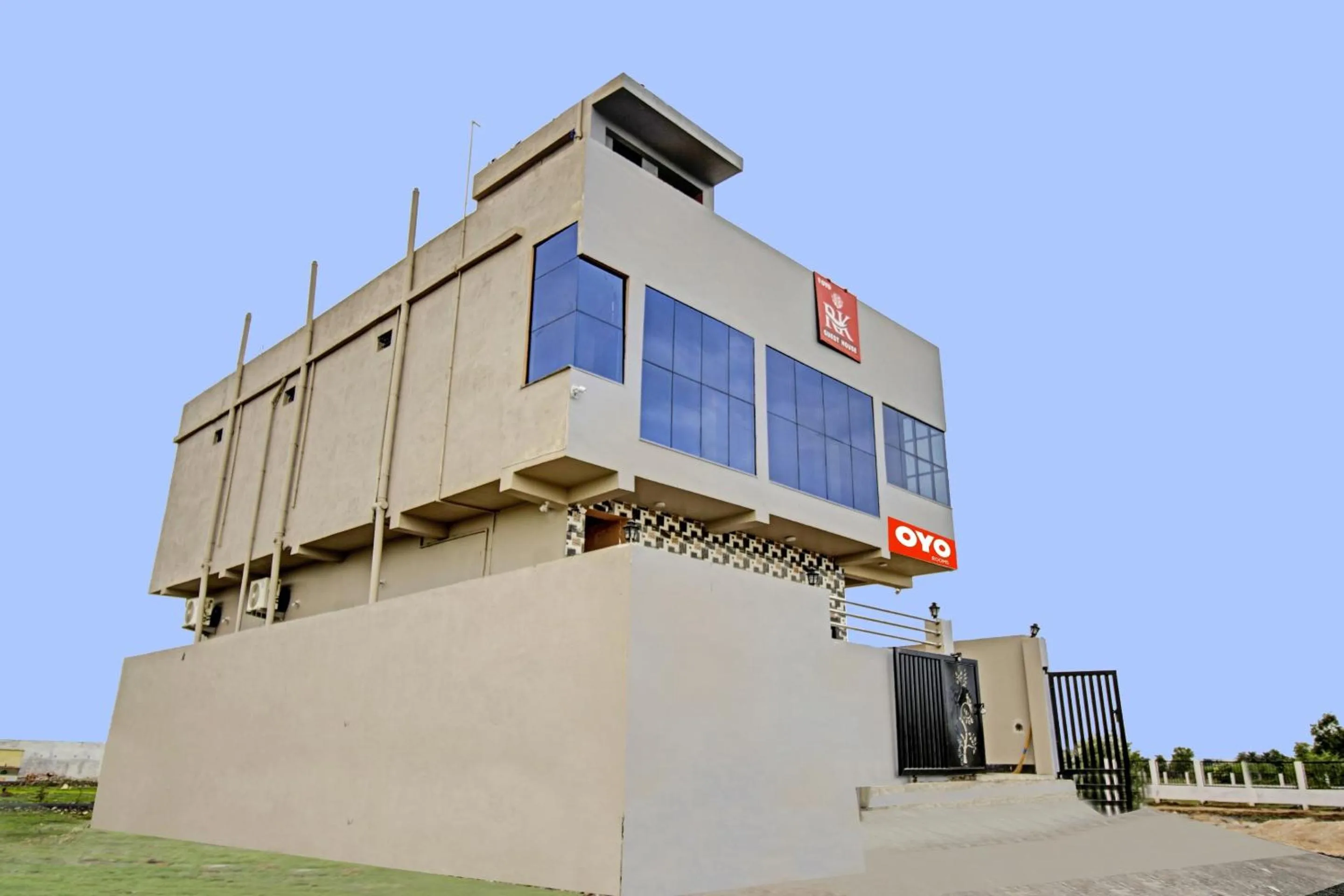 Facade/entrance in Hotel O by OYO R K Guest House