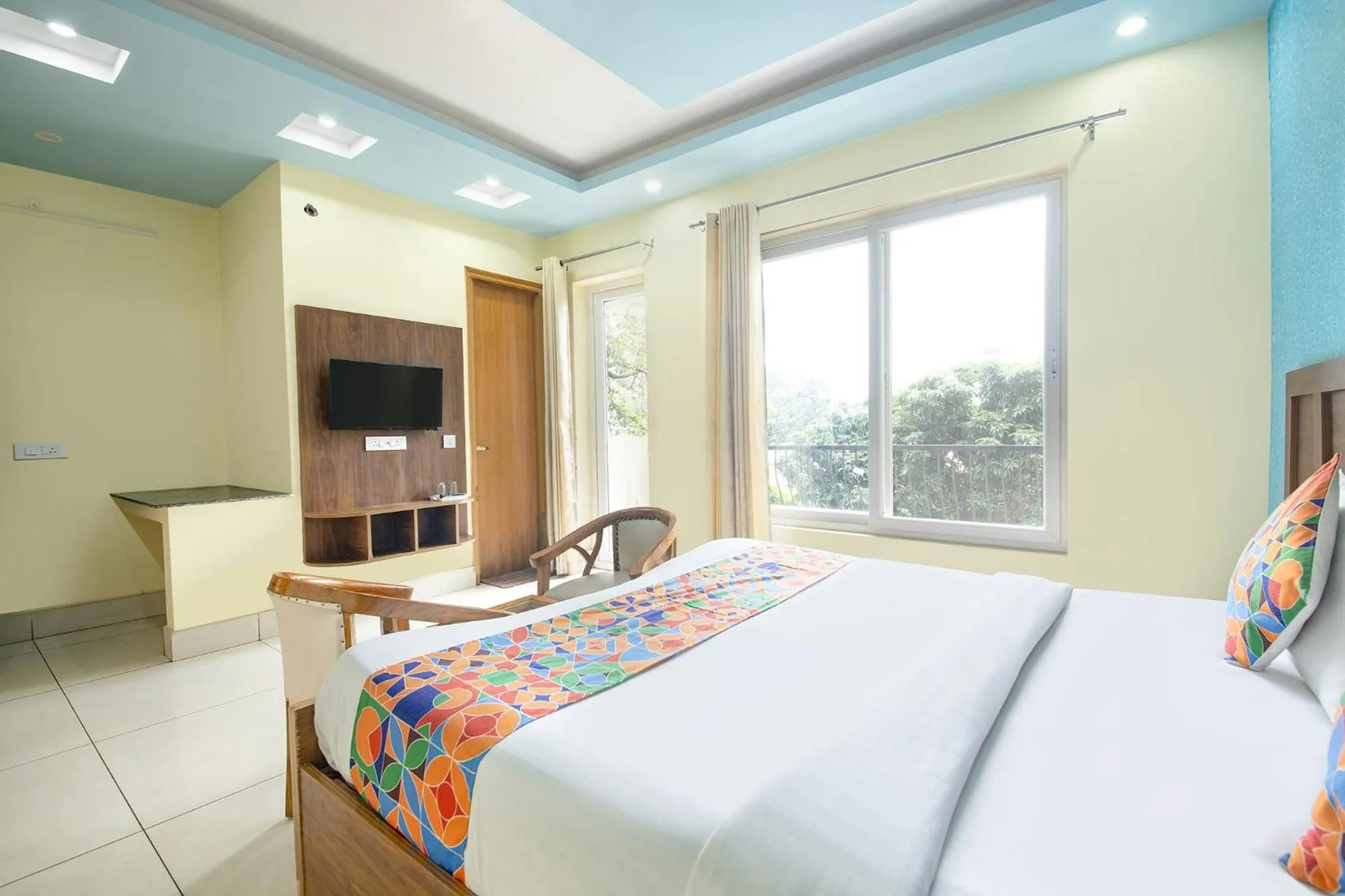 Bed in FabHotel Crestwood Inn