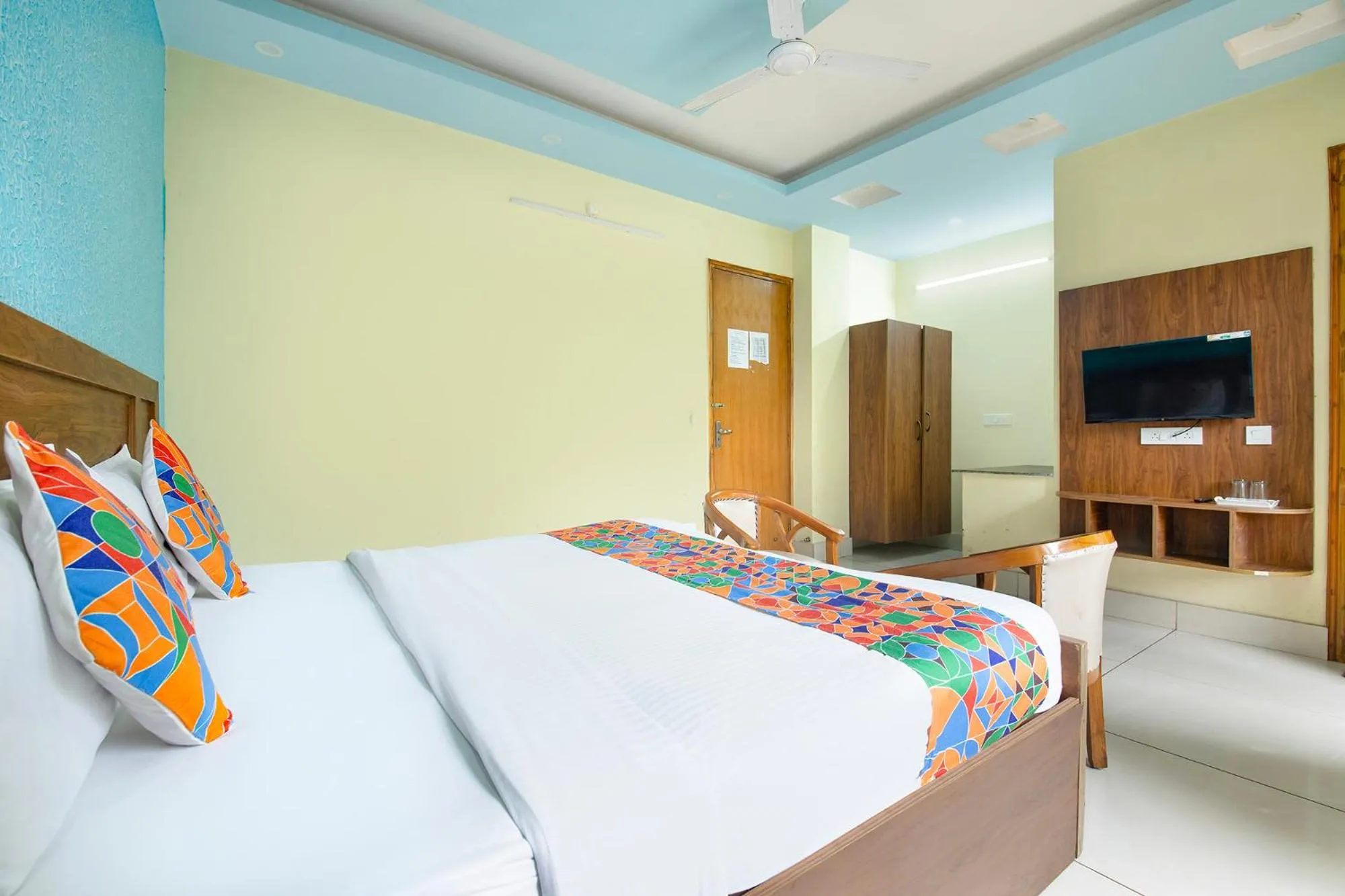 Bed in FabHotel Crestwood Inn