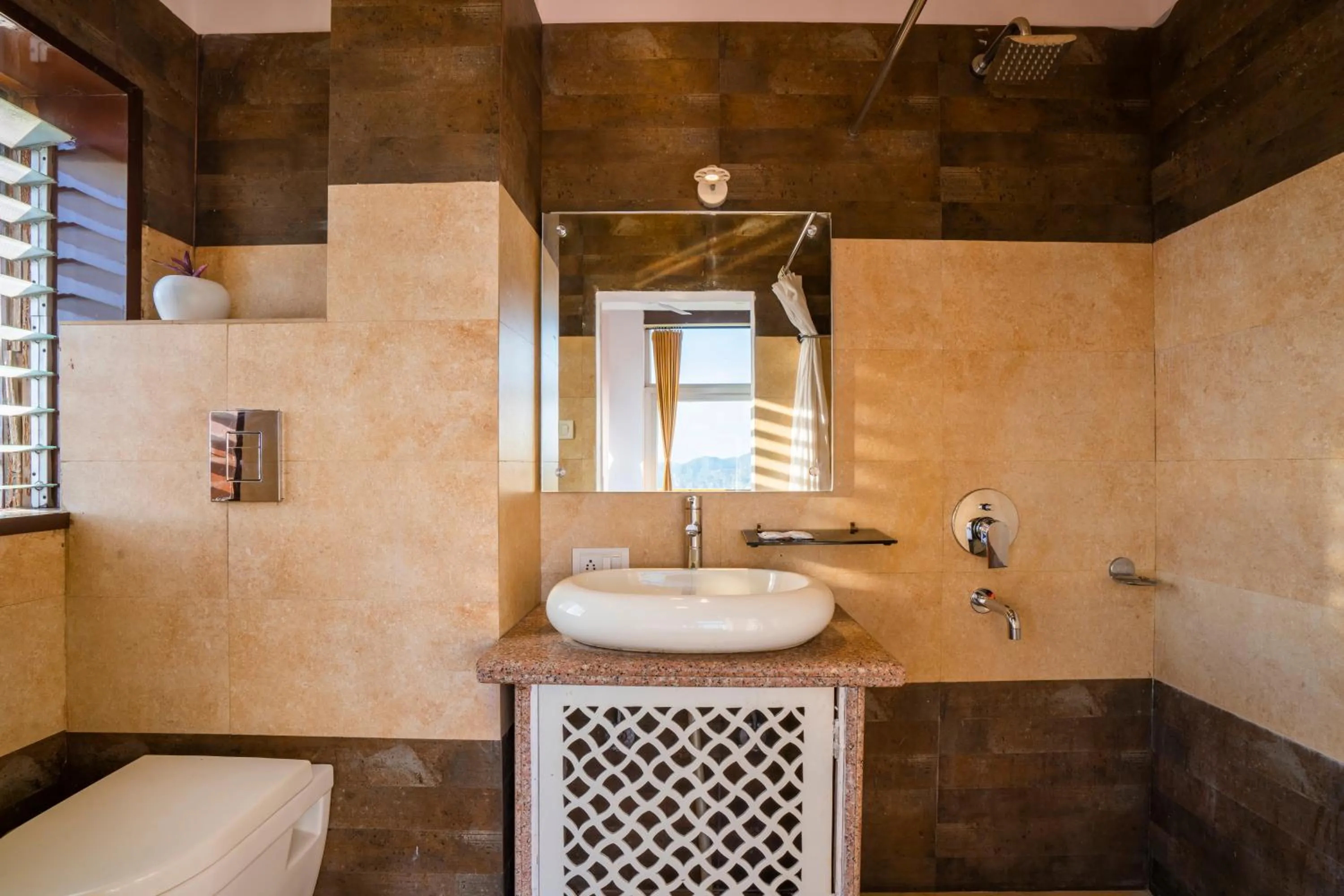 Shower in Zostel Banikhet, Dalhousie