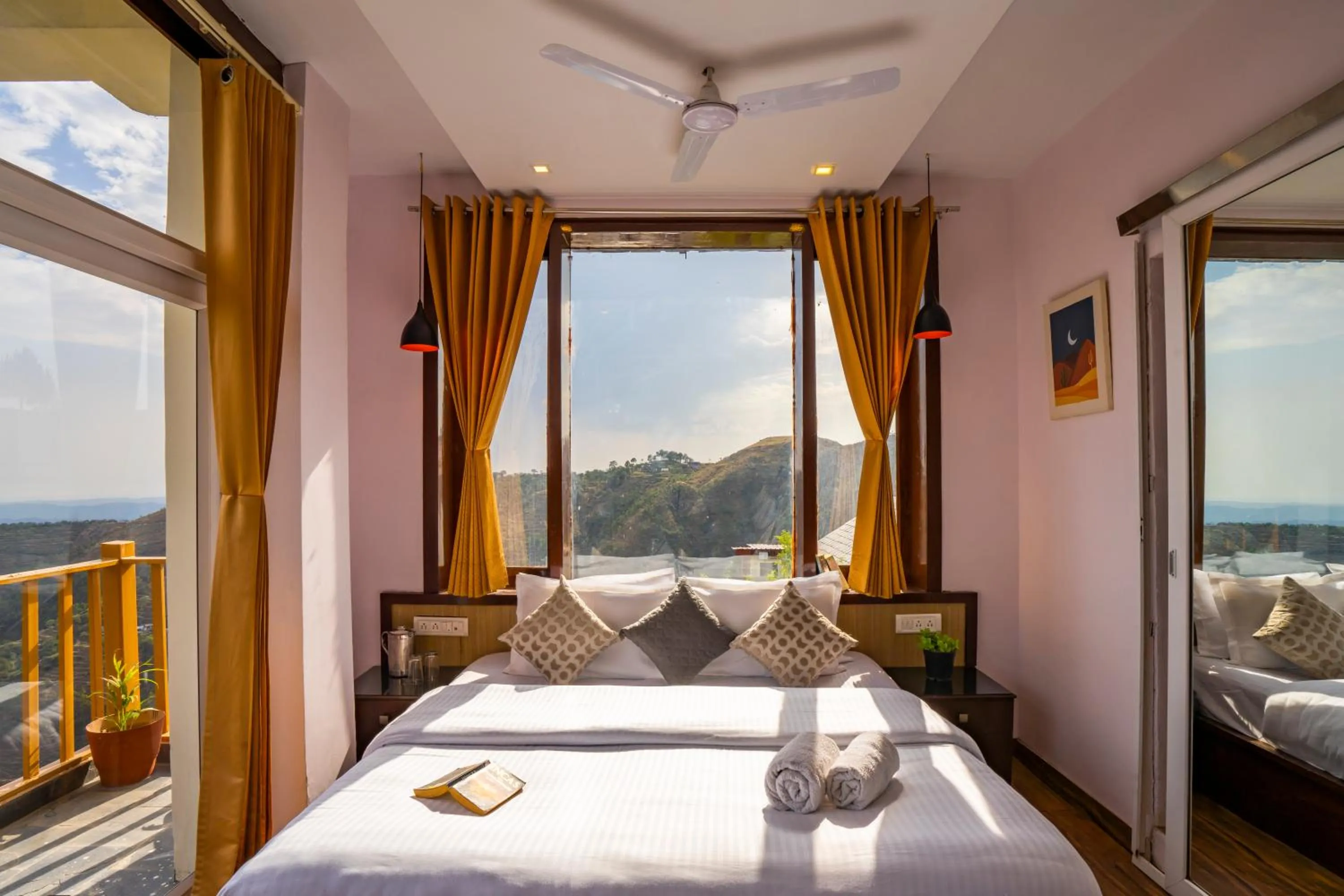 Bedroom, Bed in Zostel Banikhet, Dalhousie