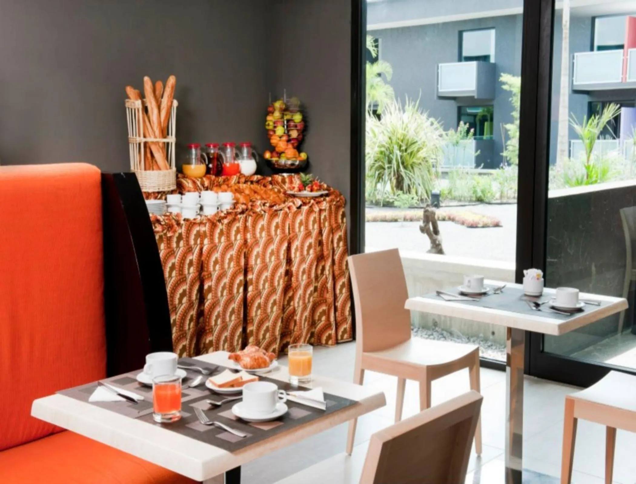 Restaurant/places to eat in MINA Hotel Libreville