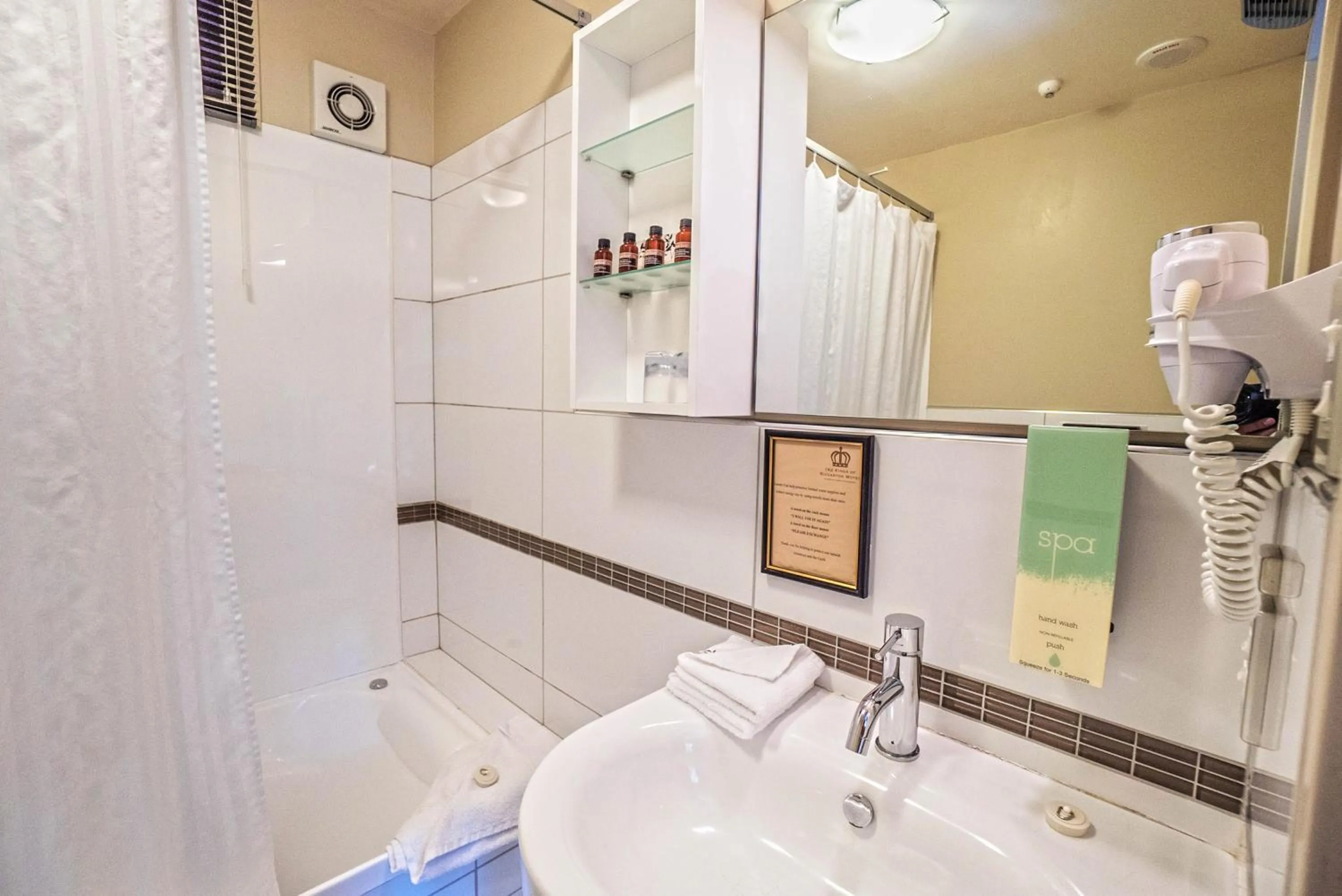Bathroom in Kings Of Riccarton Motel- Close to Railway Station and Airport with Shuttle service