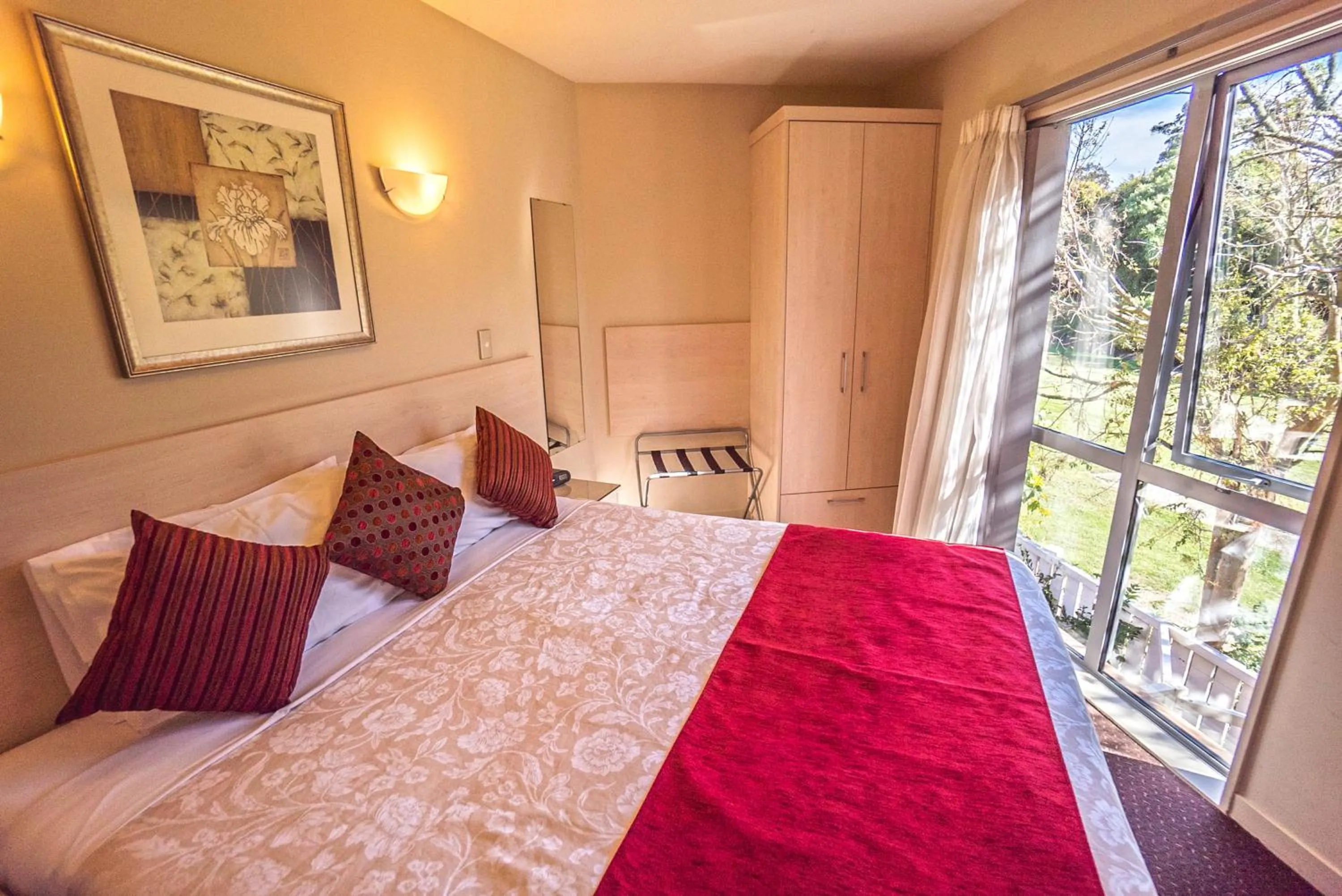 Bedroom, Bed in Kings Of Riccarton Motel- Close to Railway Station and Airport with Shuttle service