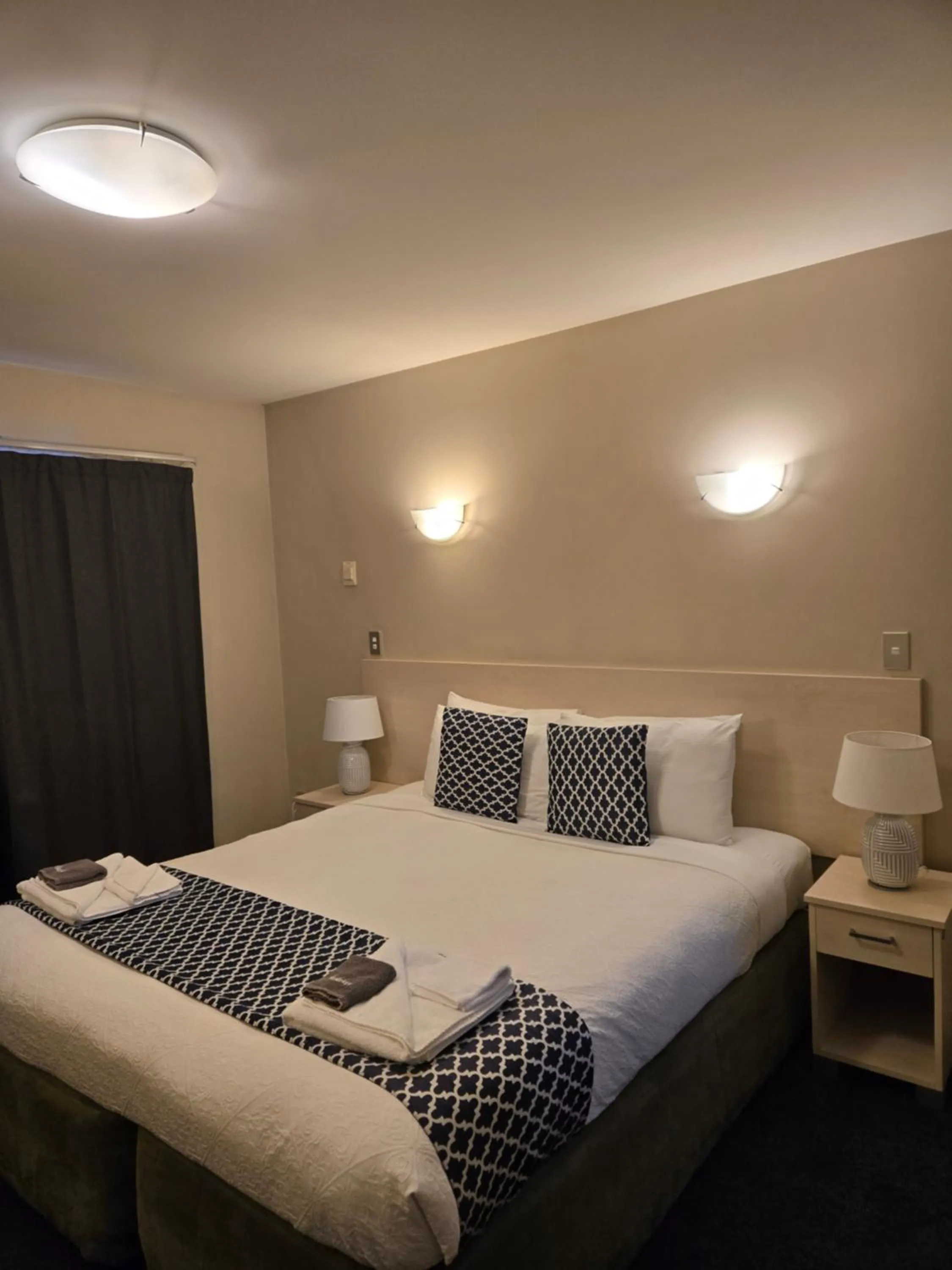 Bed in Kings Of Riccarton Motel- Close to Railway Station and Airport with Shuttle service