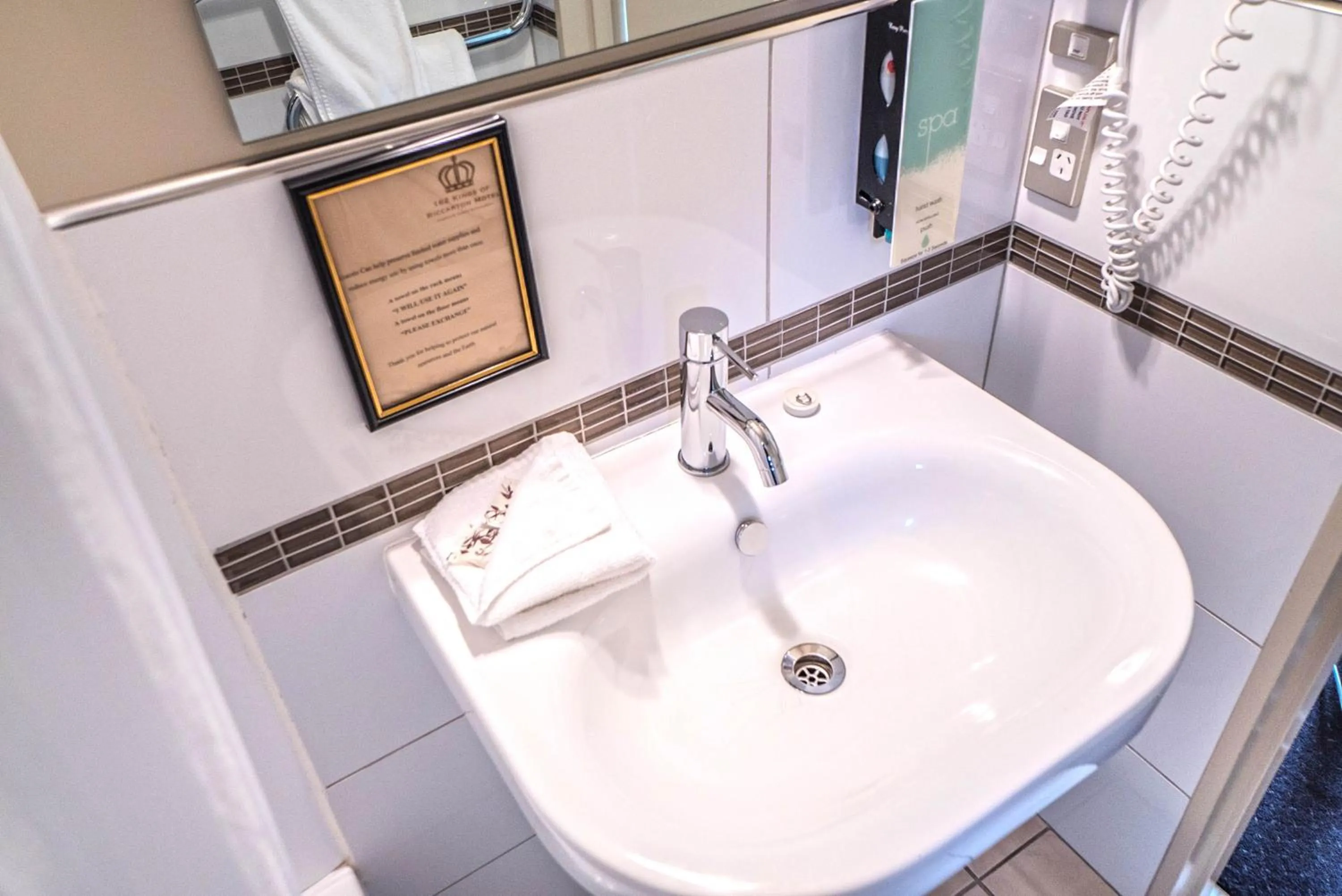 Bathroom in Kings Of Riccarton Motel- Close to Railway Station and Airport with Shuttle service