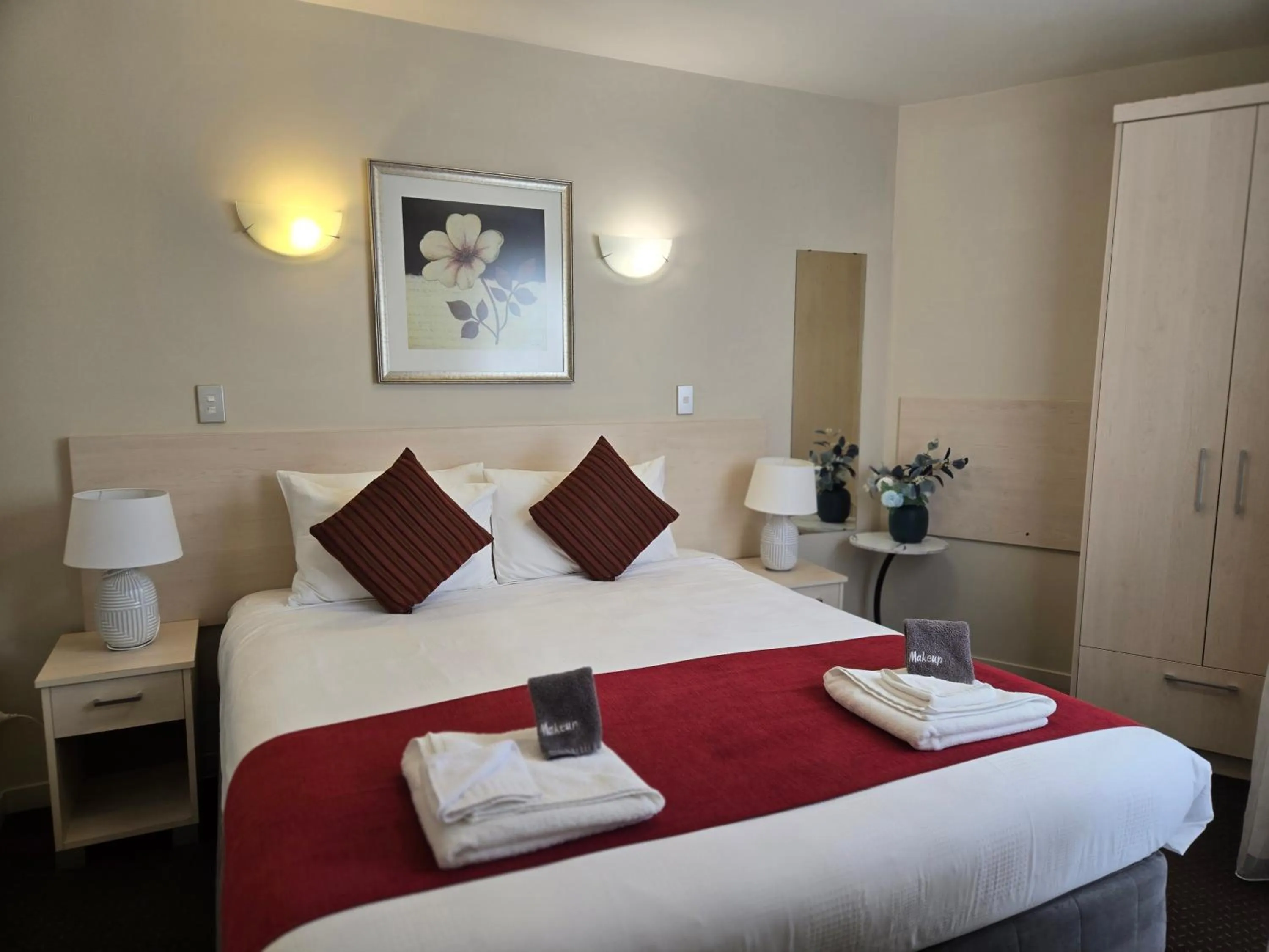 Bed in Kings Of Riccarton Motel- Close to Railway Station and Airport with Shuttle service
