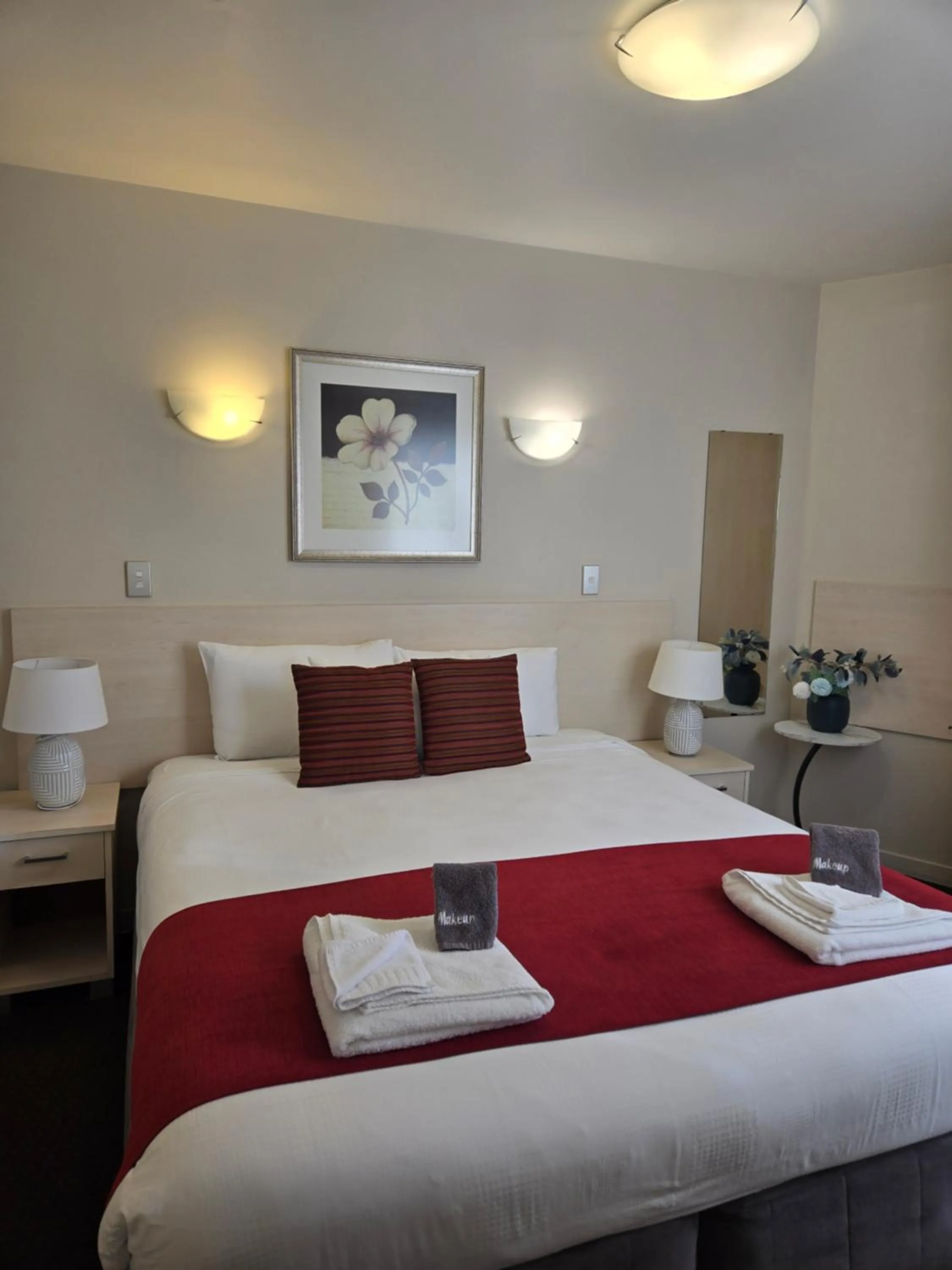 Bed in Kings Of Riccarton Motel- Close to Railway Station and Airport with Shuttle service