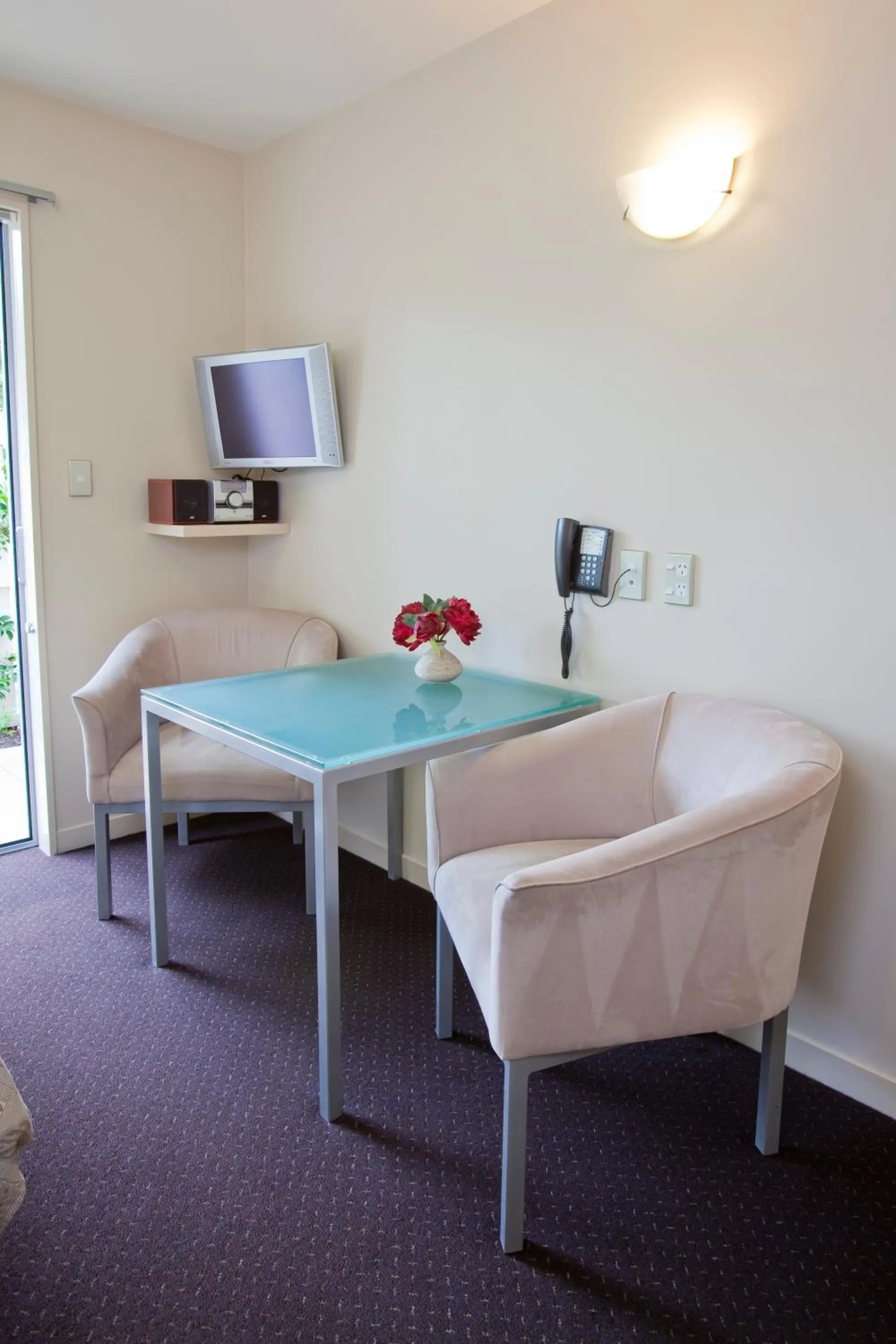 Seating area in Kings Of Riccarton Motel- Close to Railway Station and Airport with Shuttle service