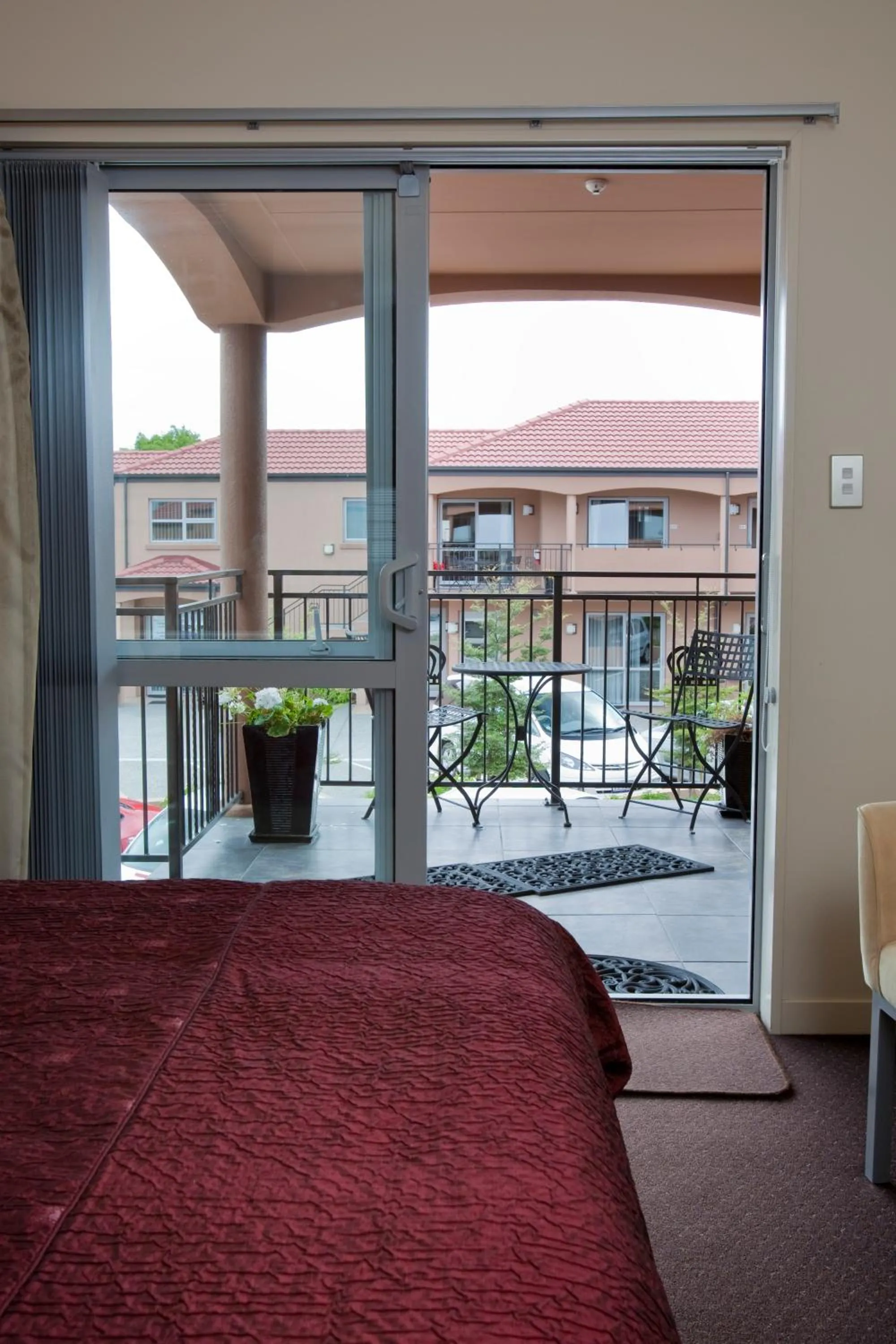 Balcony/Terrace, Bed in Kings Of Riccarton Motel- Close to Railway Station and Airport with Shuttle service