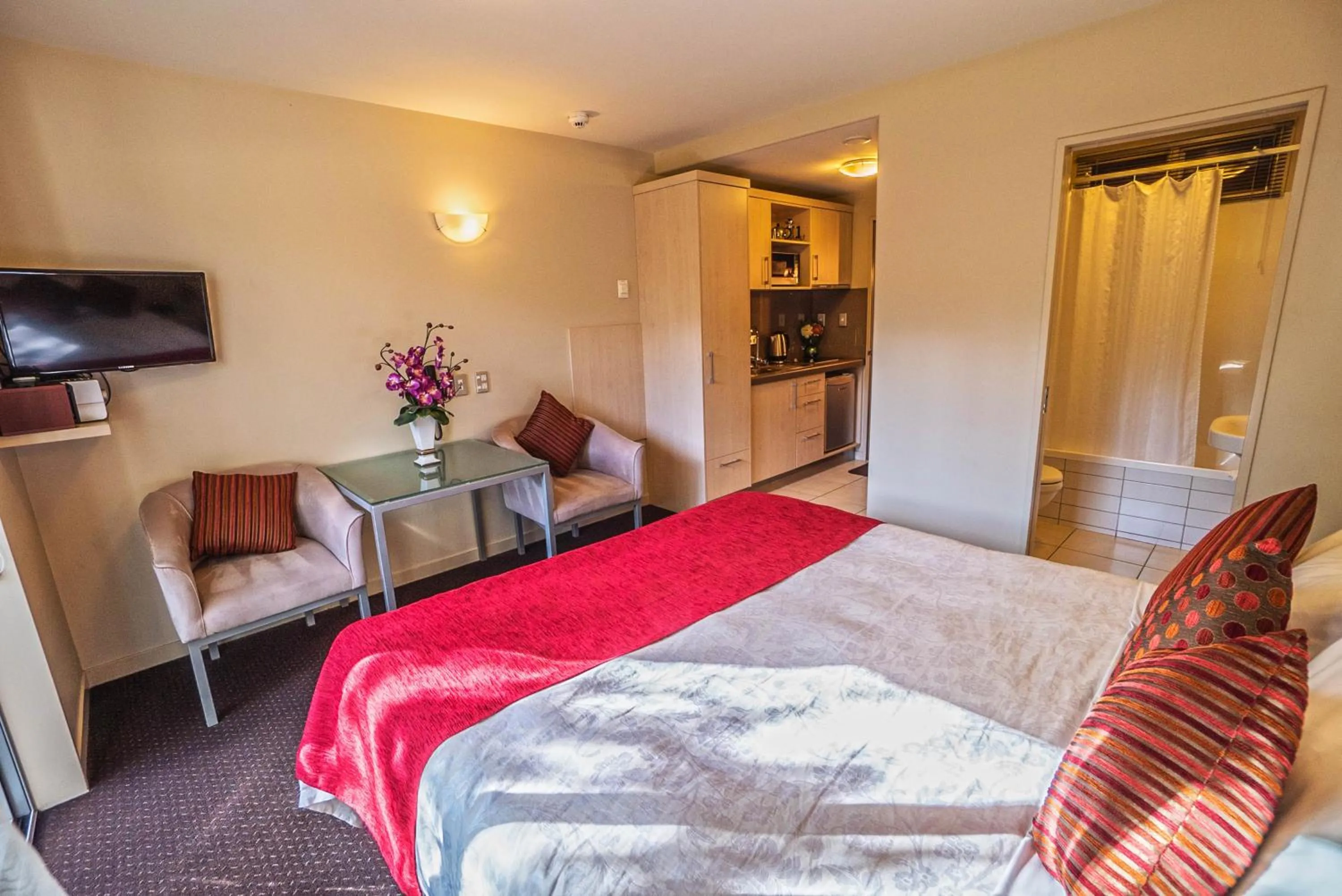 Photo of the whole room, Bed in Kings Of Riccarton Motel- Close to Railway Station and Airport with Shuttle service