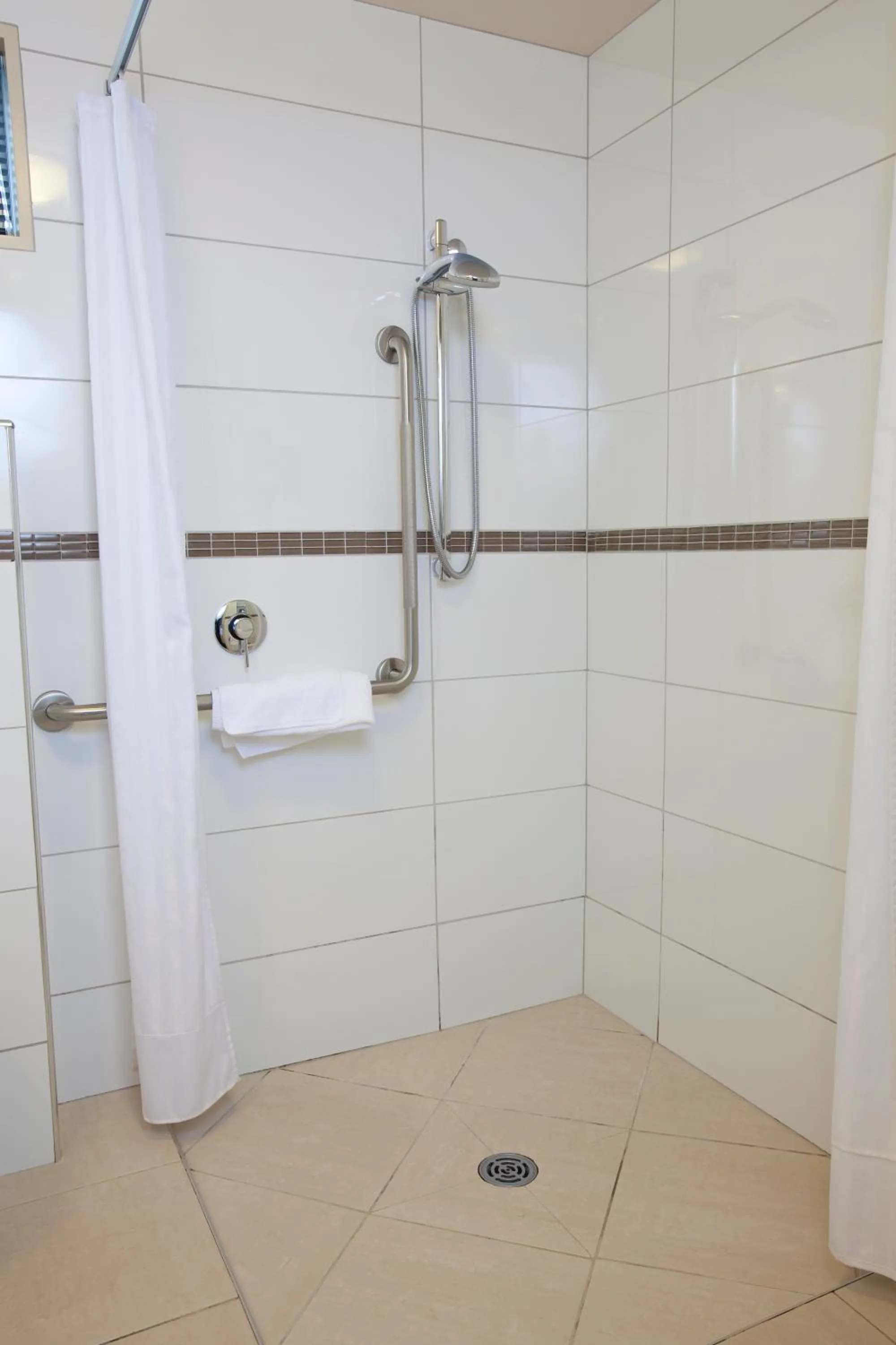 Bathroom in Kings Of Riccarton Motel- Close to Railway Station and Airport with Shuttle service