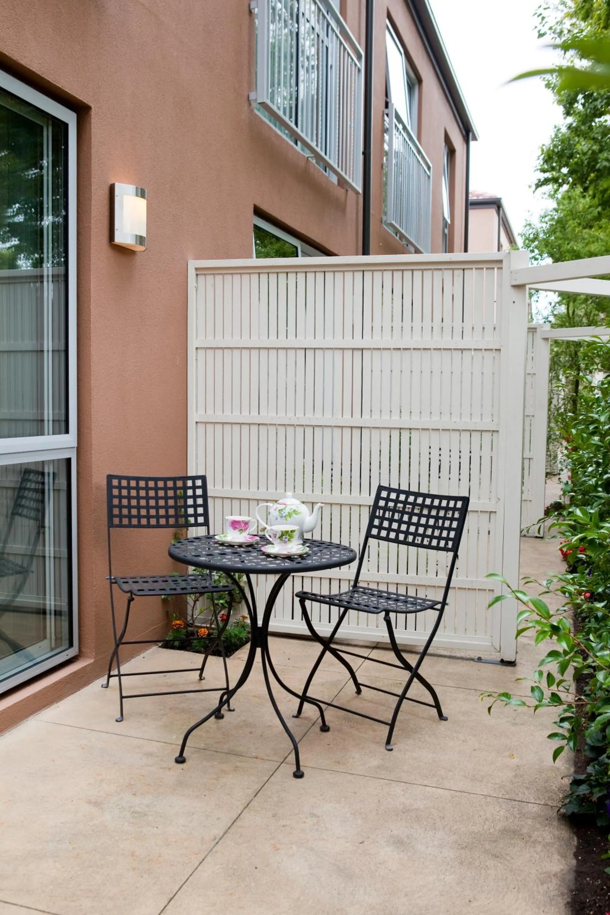 Patio in Kings Of Riccarton Motel- Close to Railway Station and Airport with Shuttle service