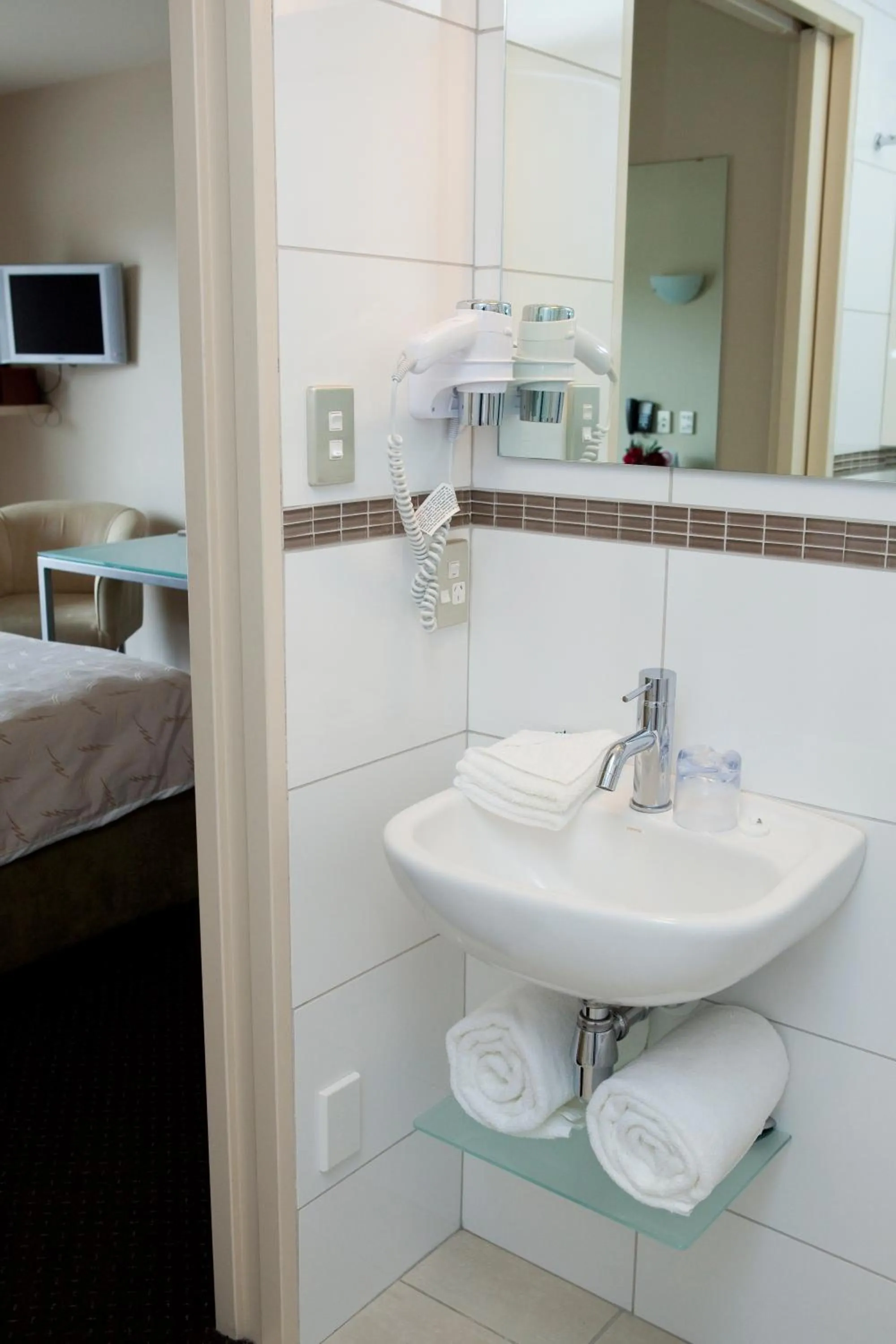 Bathroom in Kings Of Riccarton Motel- Close to Railway Station and Airport with Shuttle service