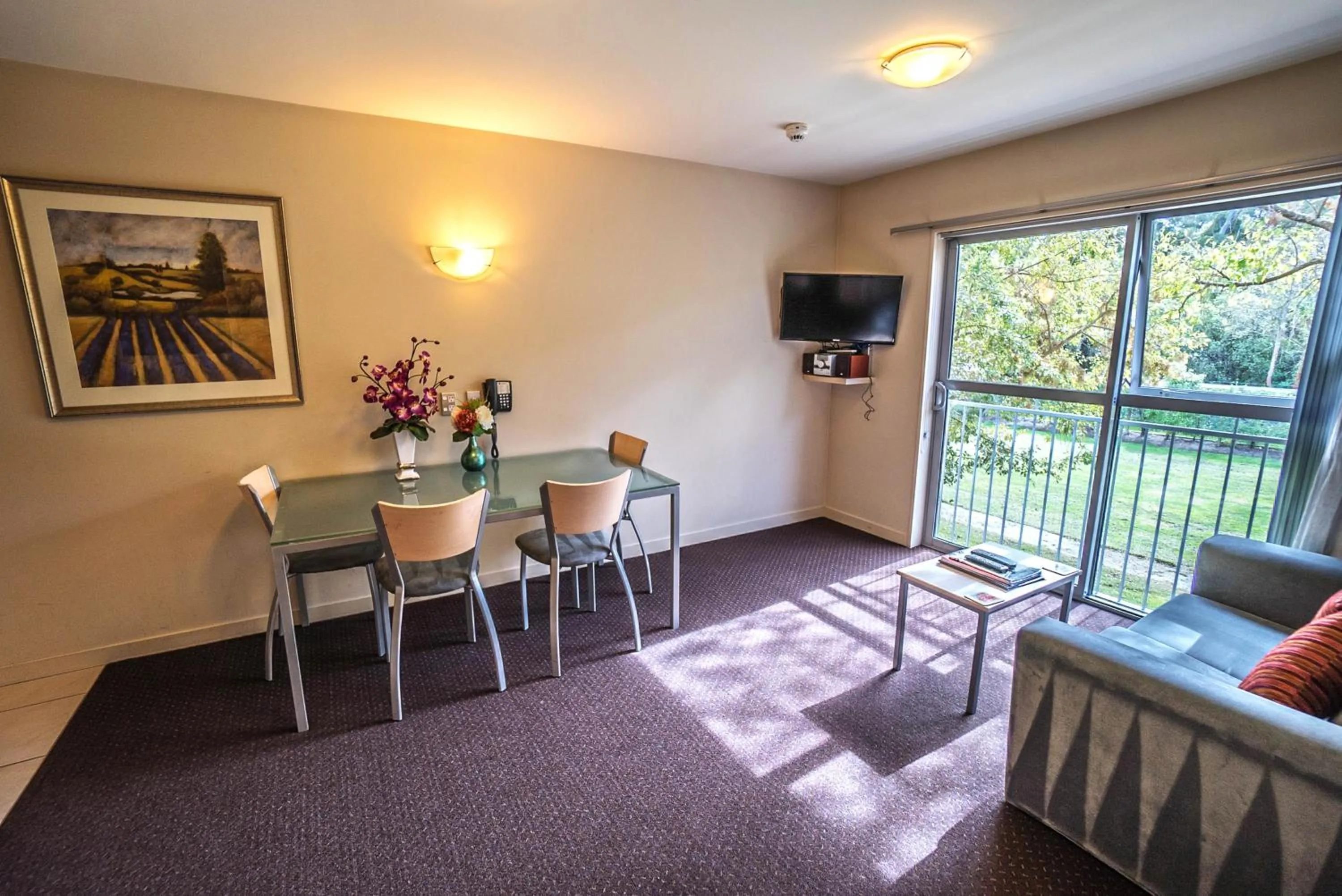 Dining area in Kings Of Riccarton Motel- Close to Railway Station and Airport with Shuttle service