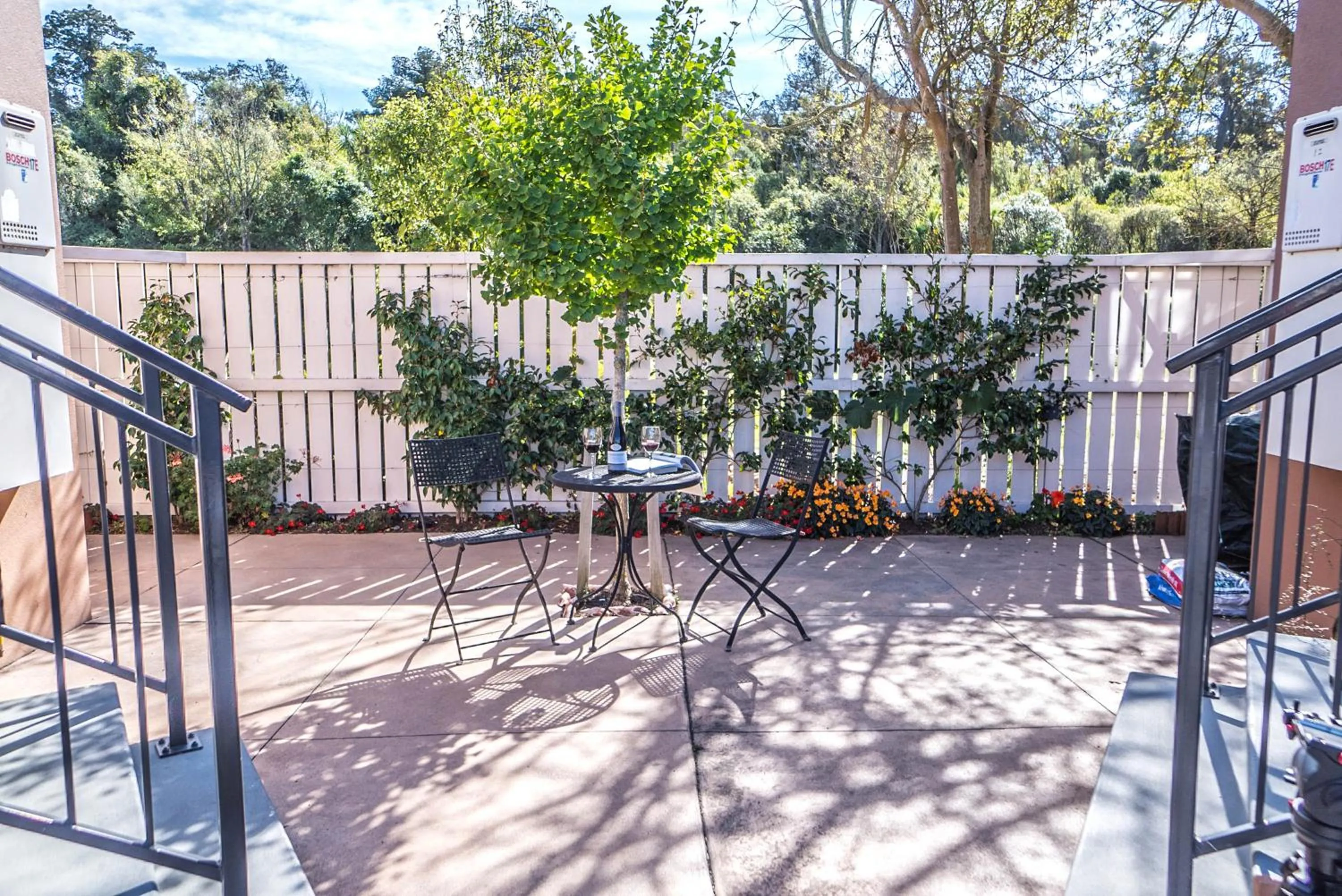 Patio in Kings Of Riccarton Motel- Close to Railway Station and Airport with Shuttle service