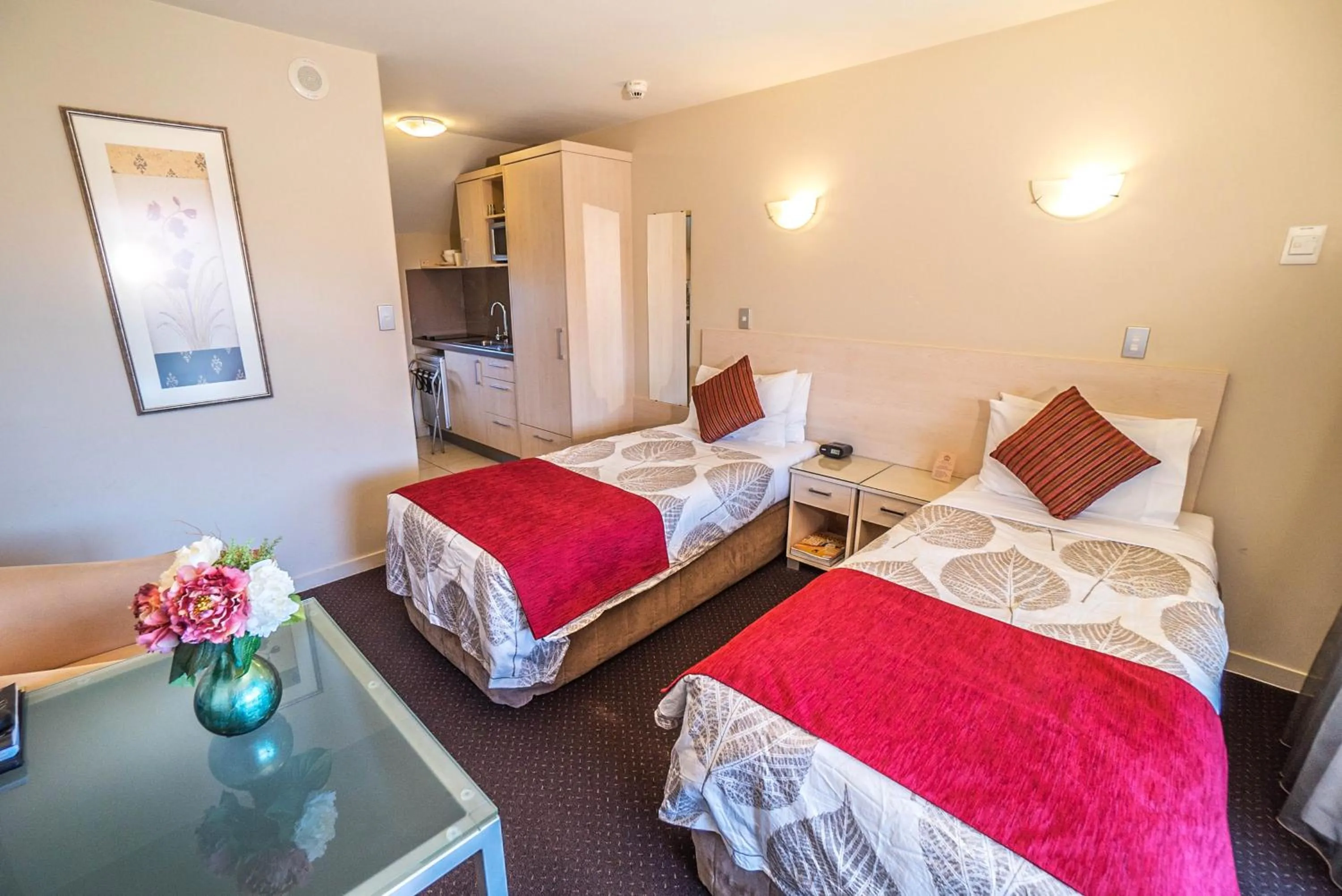 Bed in Kings Of Riccarton Motel- Close to Railway Station and Airport with Shuttle service