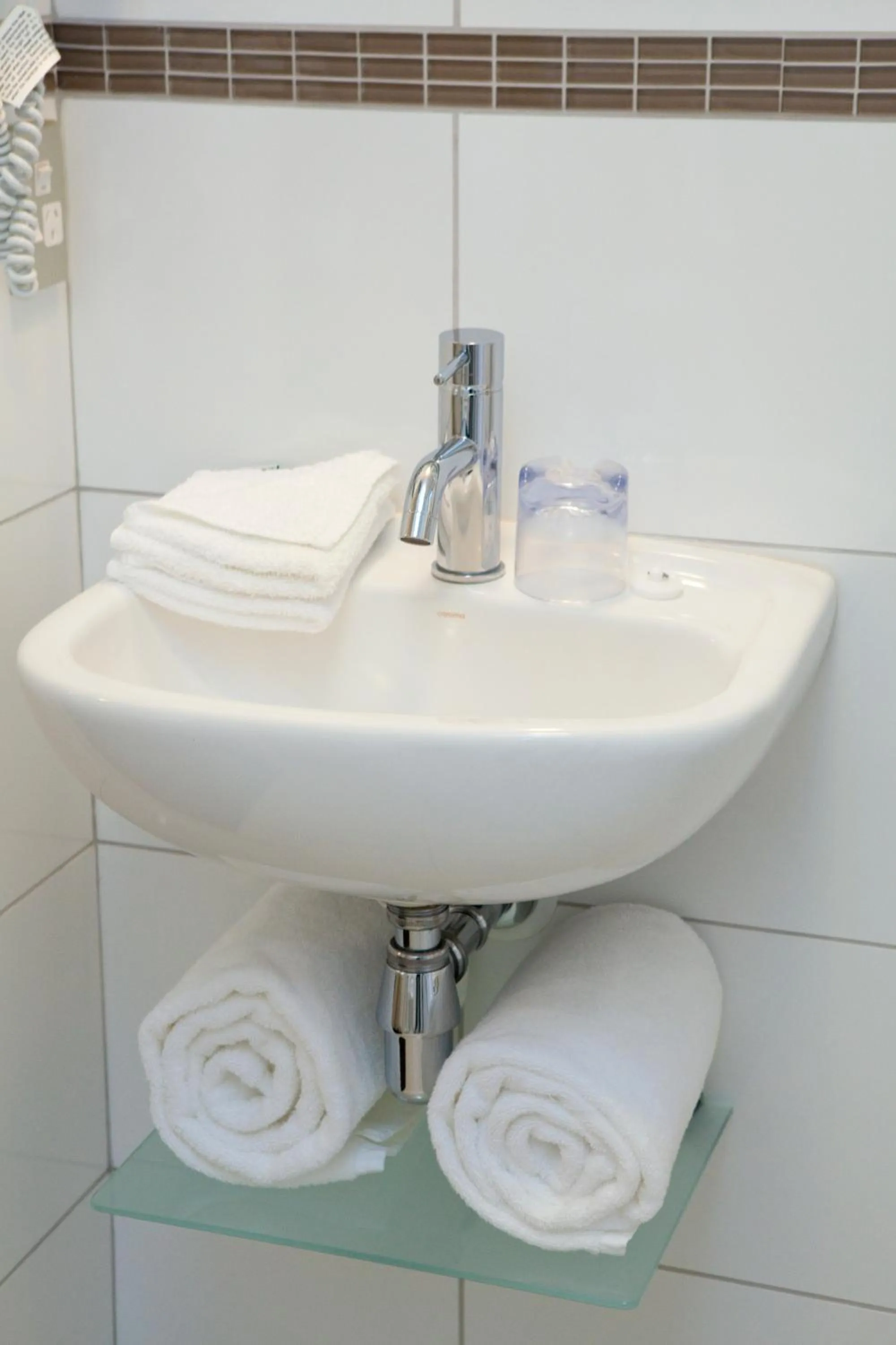 Bathroom in Kings Of Riccarton Motel- Close to Railway Station and Airport with Shuttle service