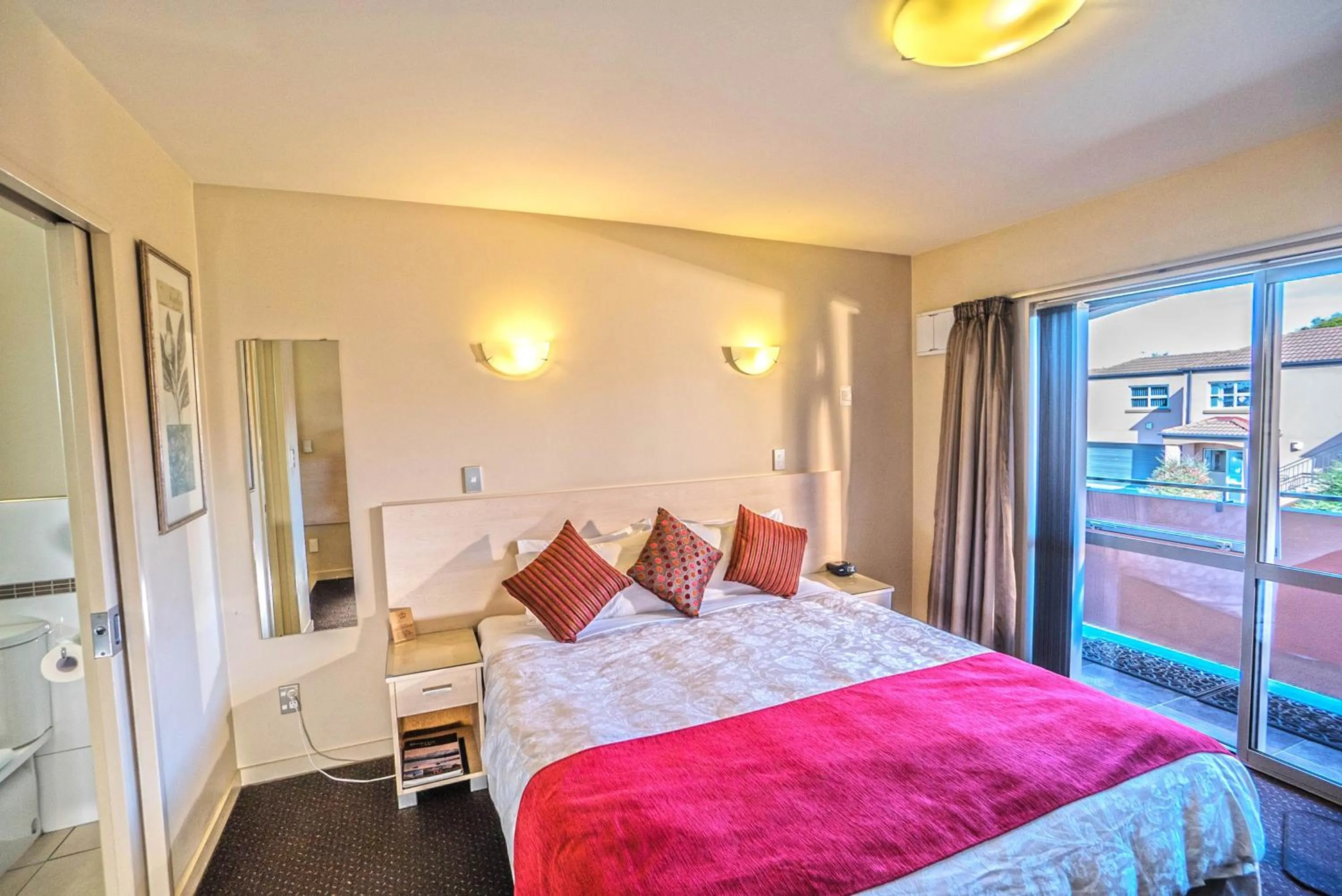 Photo of the whole room, Bed in Kings Of Riccarton Motel- Close to Railway Station and Airport with Shuttle service
