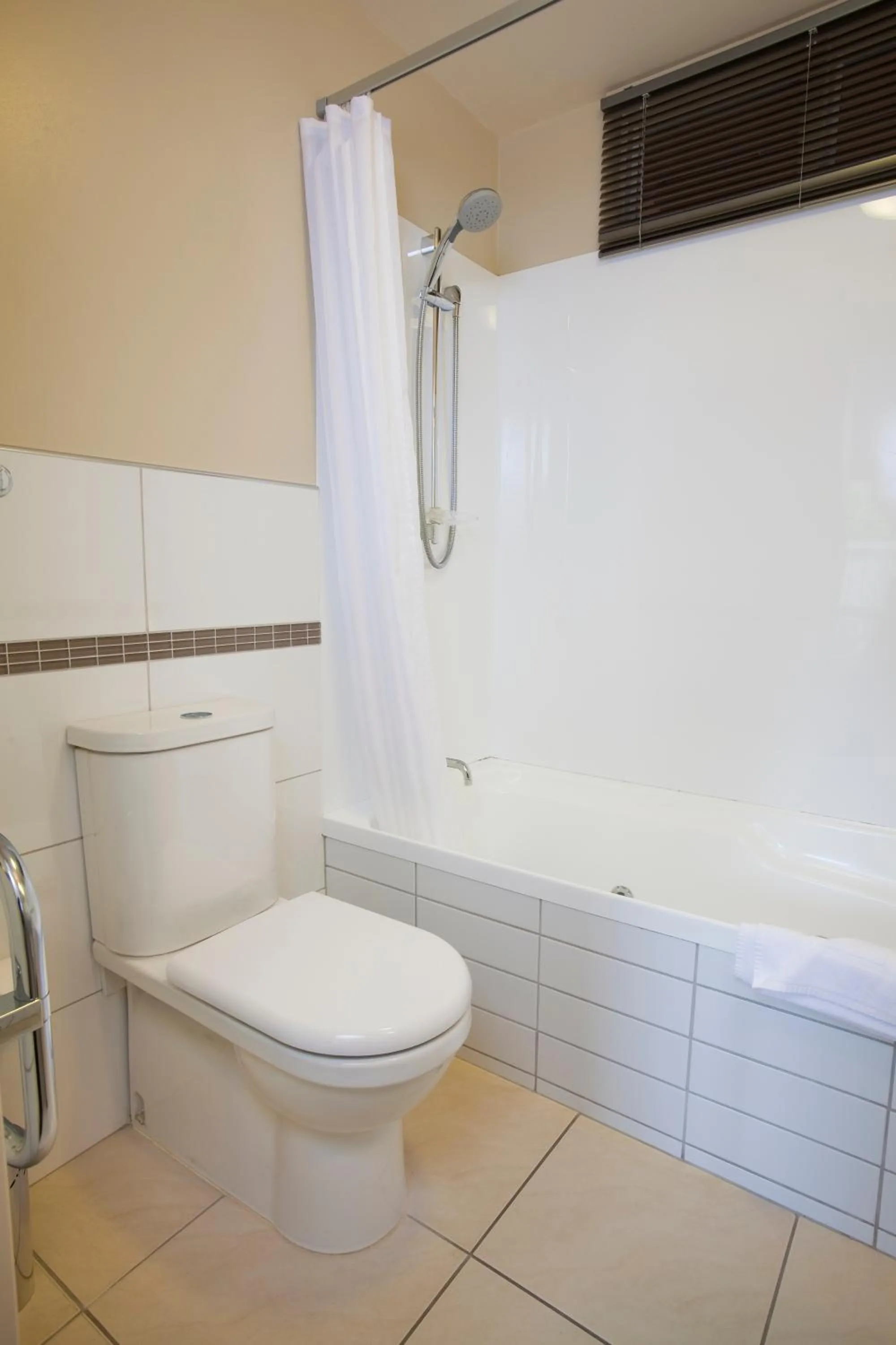 Bathroom in Kings Of Riccarton Motel- Close to Railway Station and Airport with Shuttle service