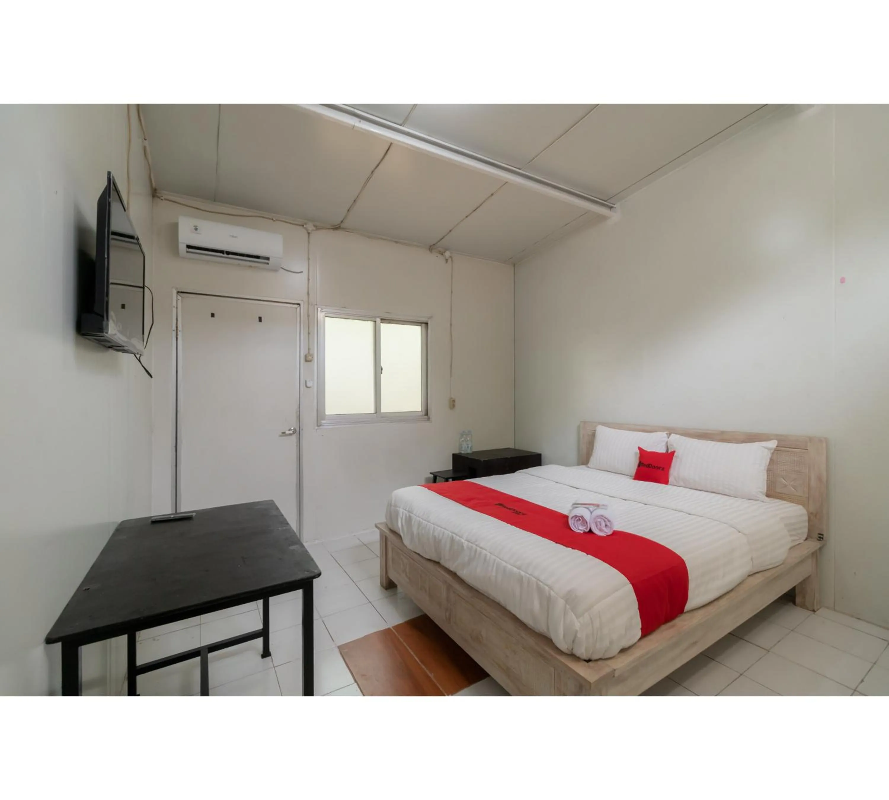 Bed in RedDoorz Syariah at Taman Green Legon