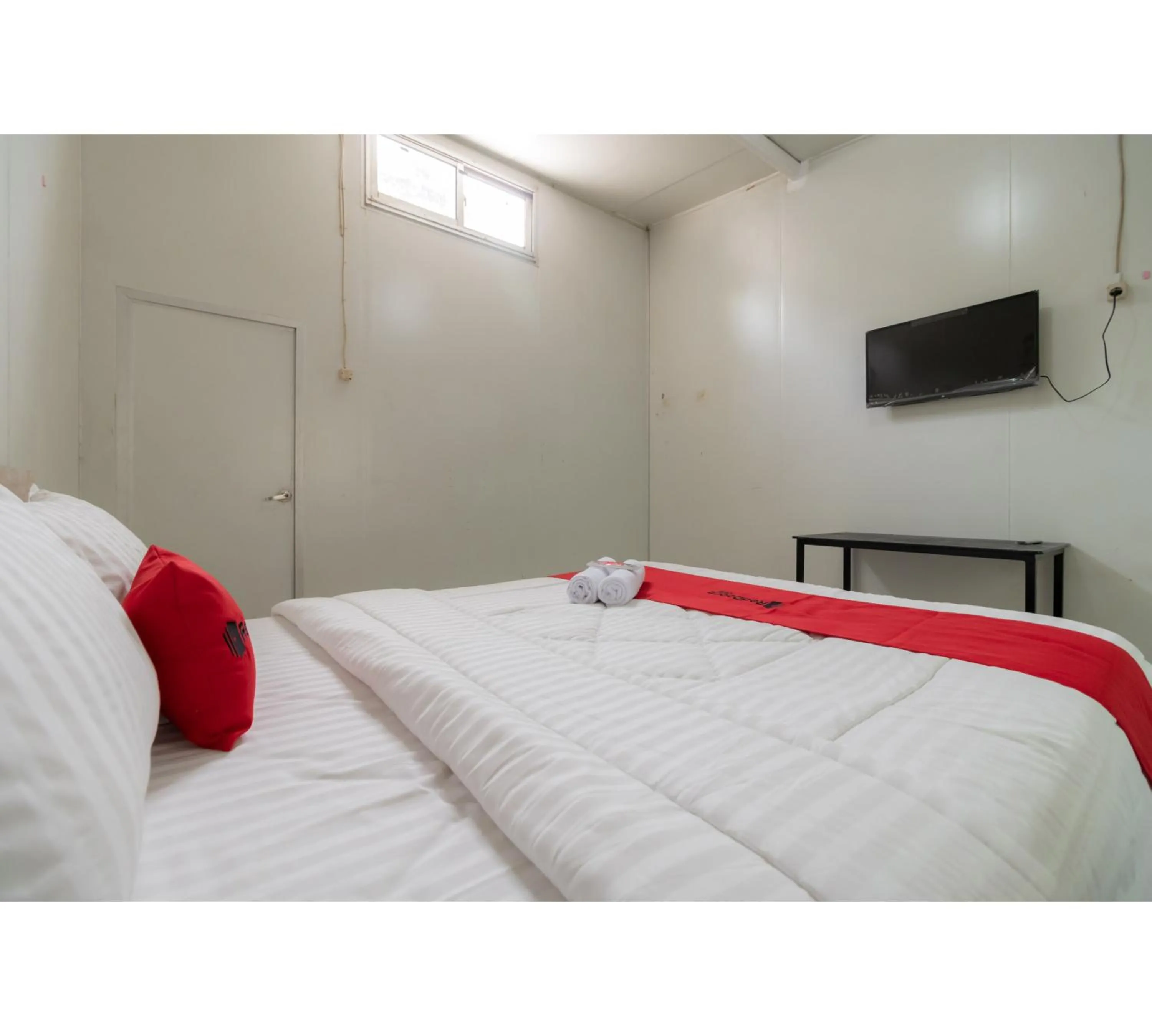 Bed in RedDoorz Syariah at Taman Green Legon