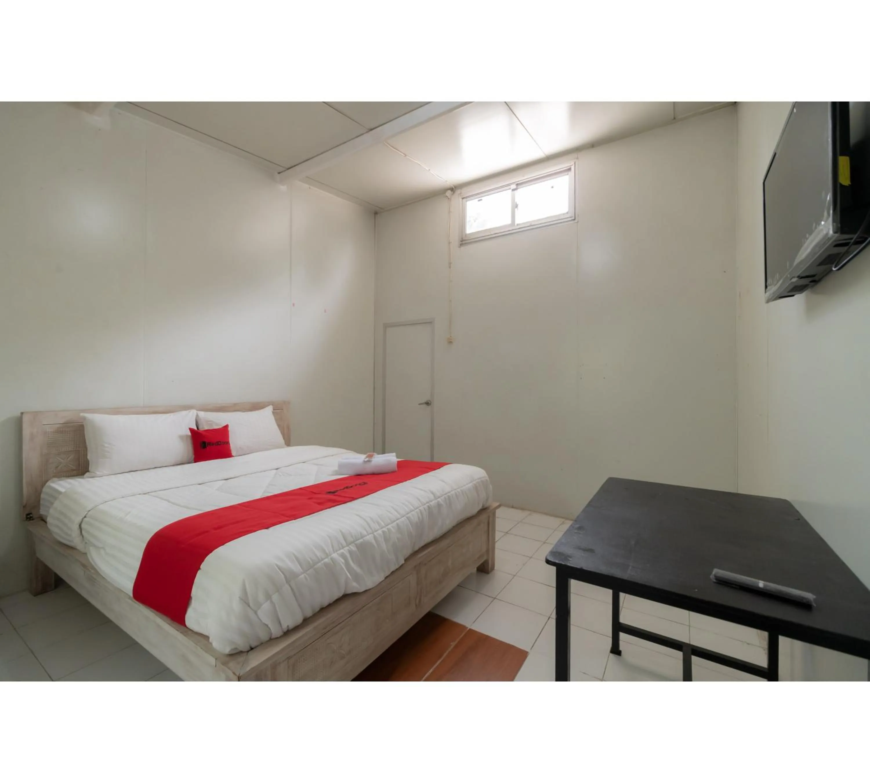 Bed in RedDoorz Syariah at Taman Green Legon