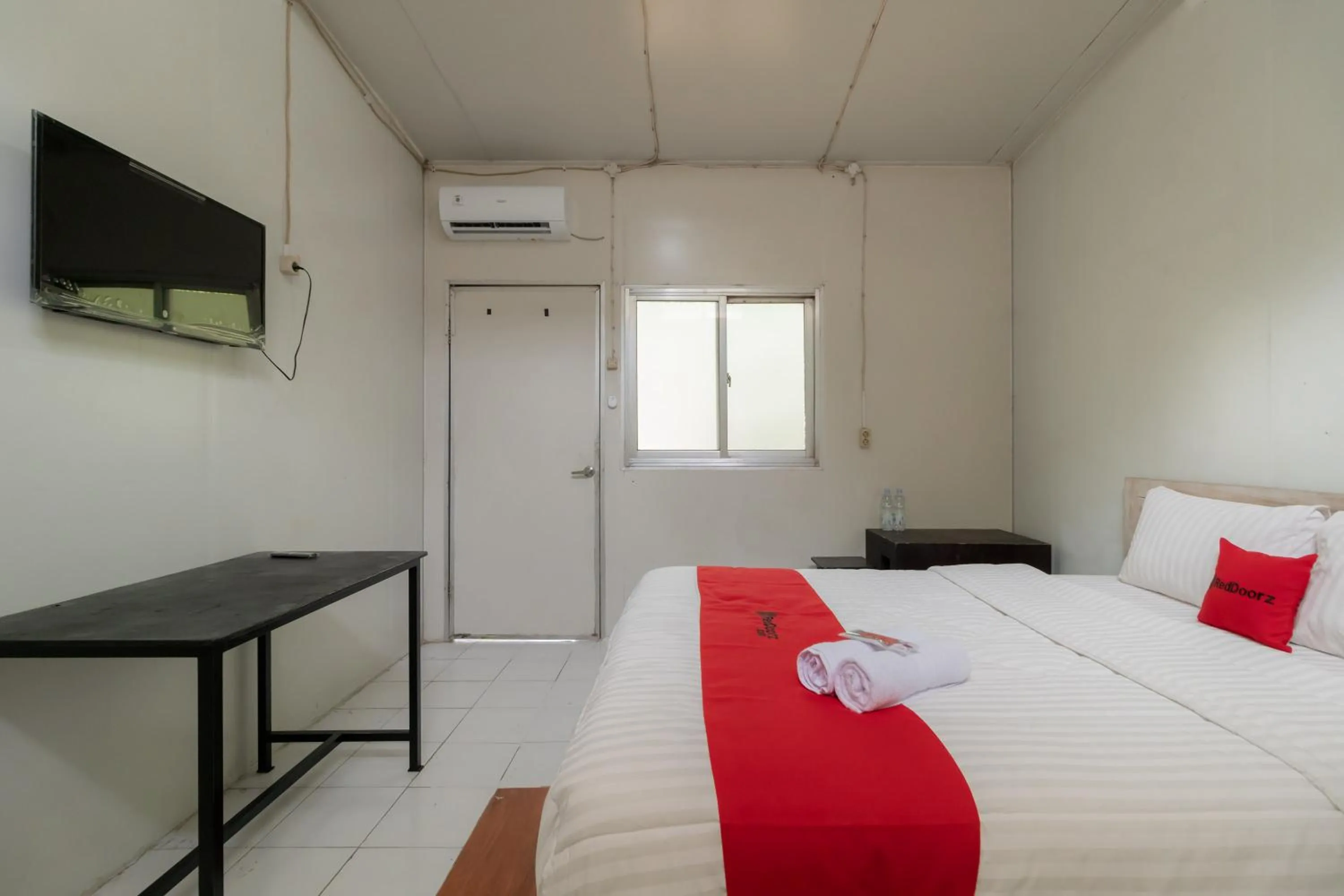 Bed in RedDoorz Syariah at Taman Green Legon