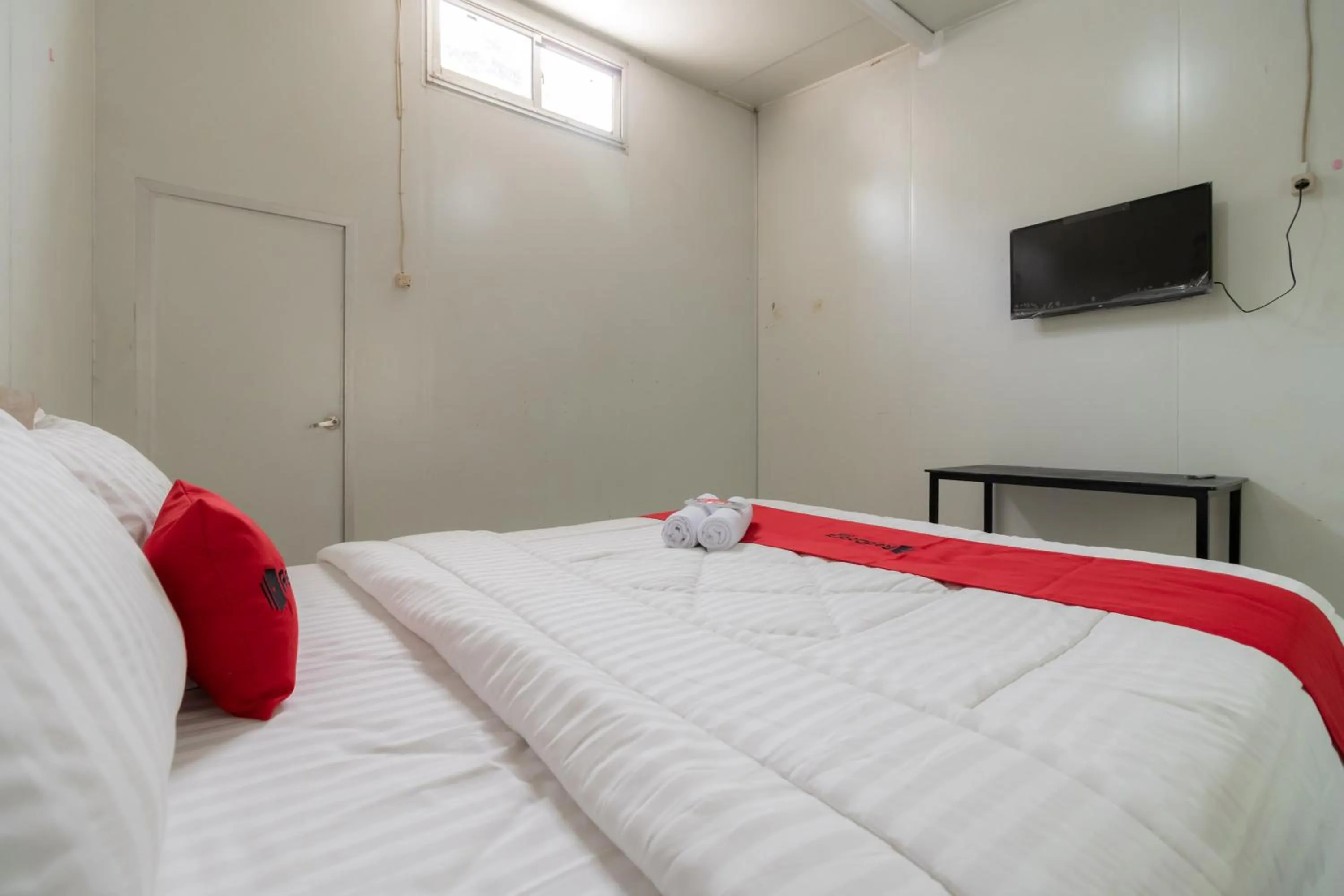 Bed in RedDoorz Syariah at Taman Green Legon