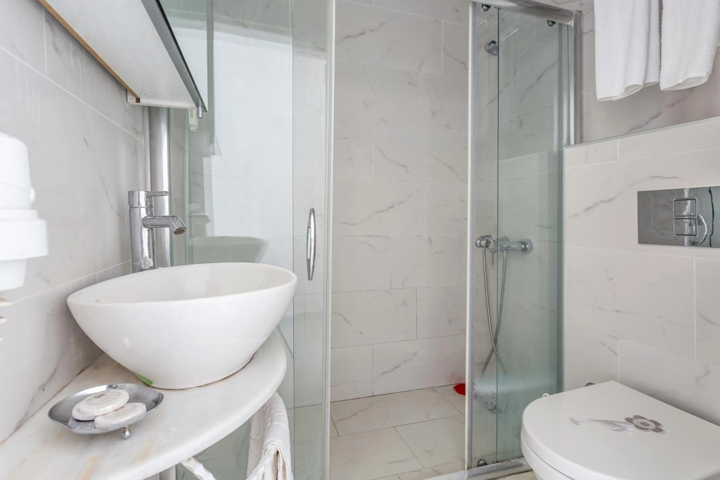 Shower in Club Çapa Hotel