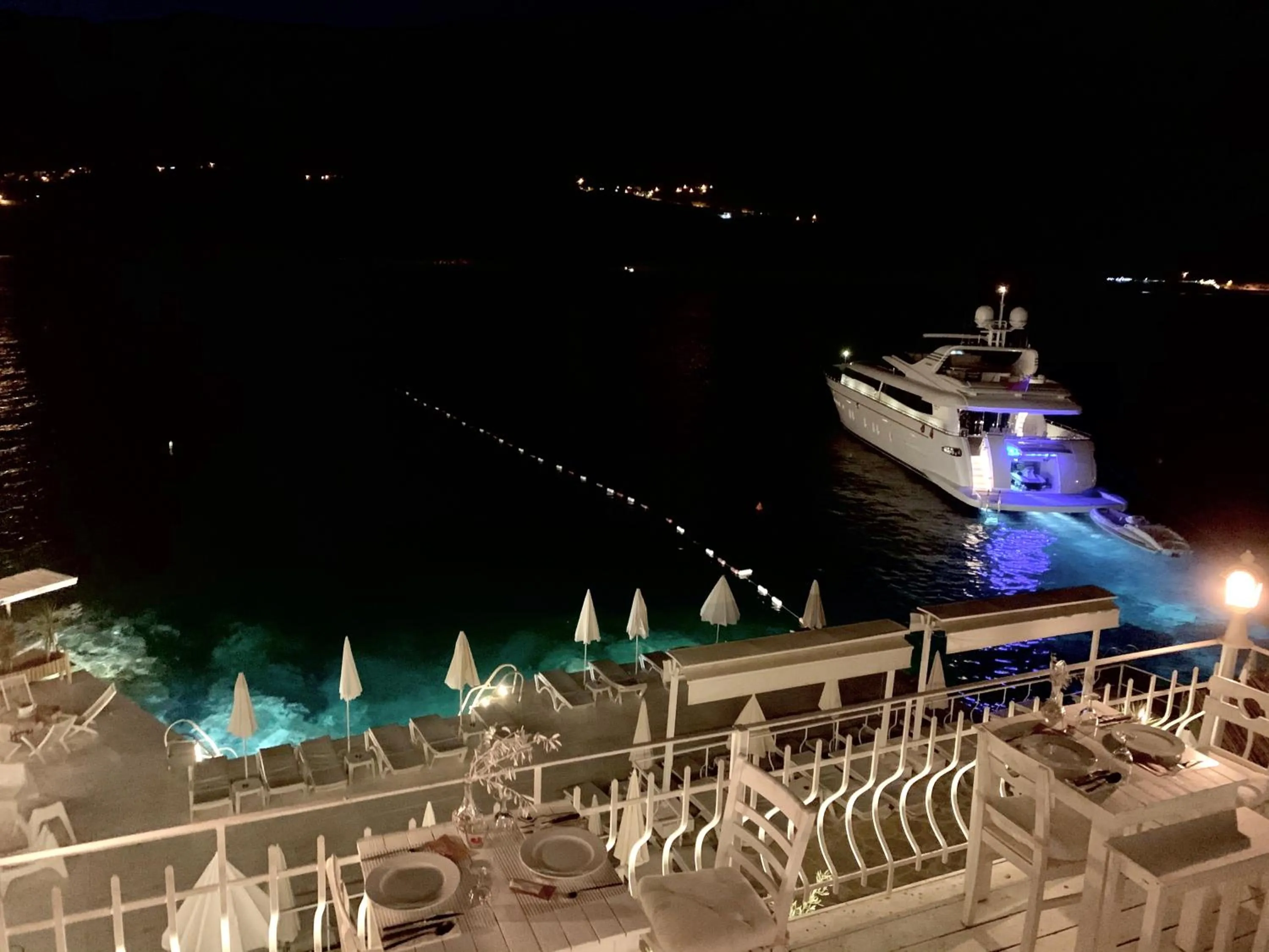 Restaurant/places to eat in Club Çapa Hotel