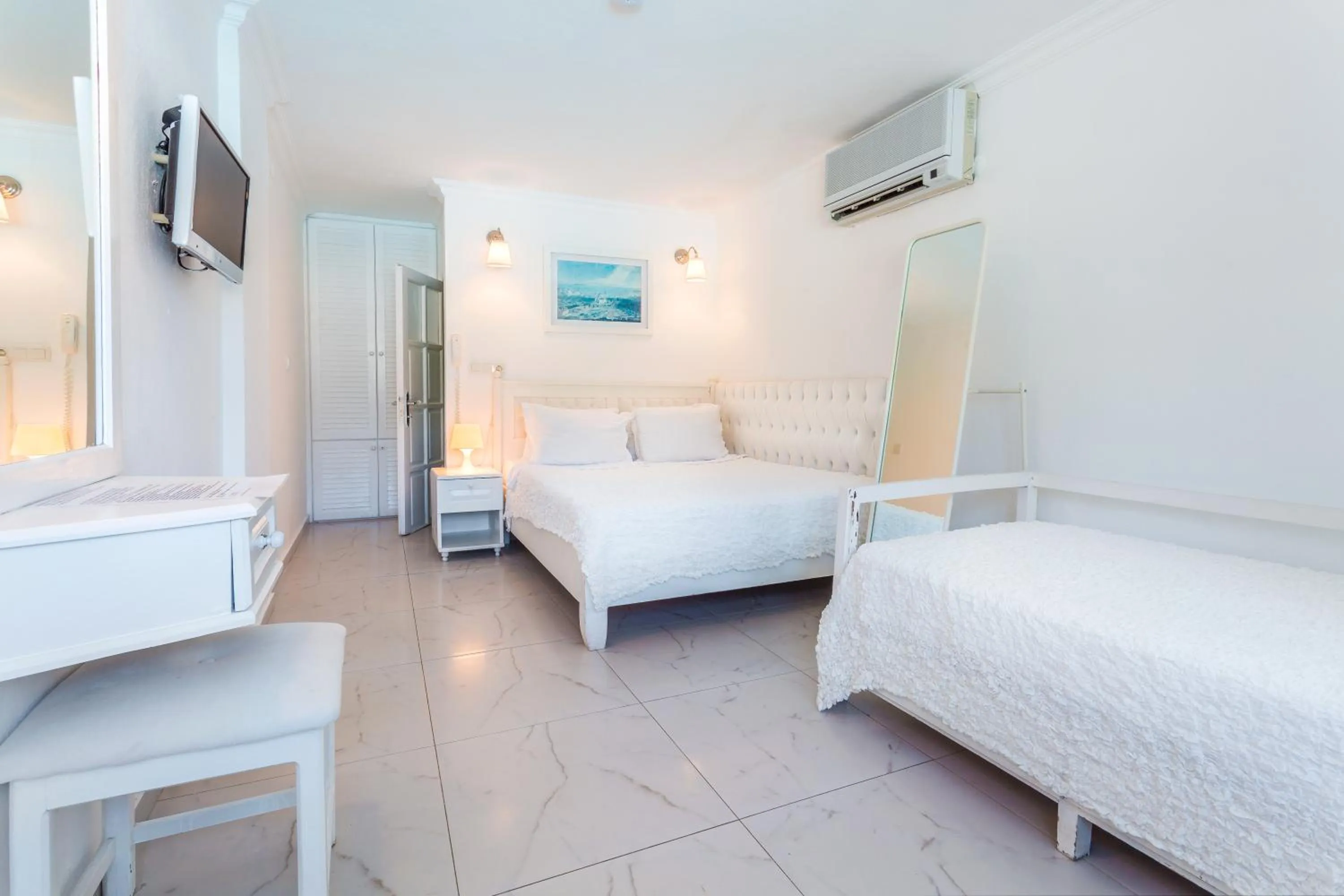 Bed in Club Çapa Hotel