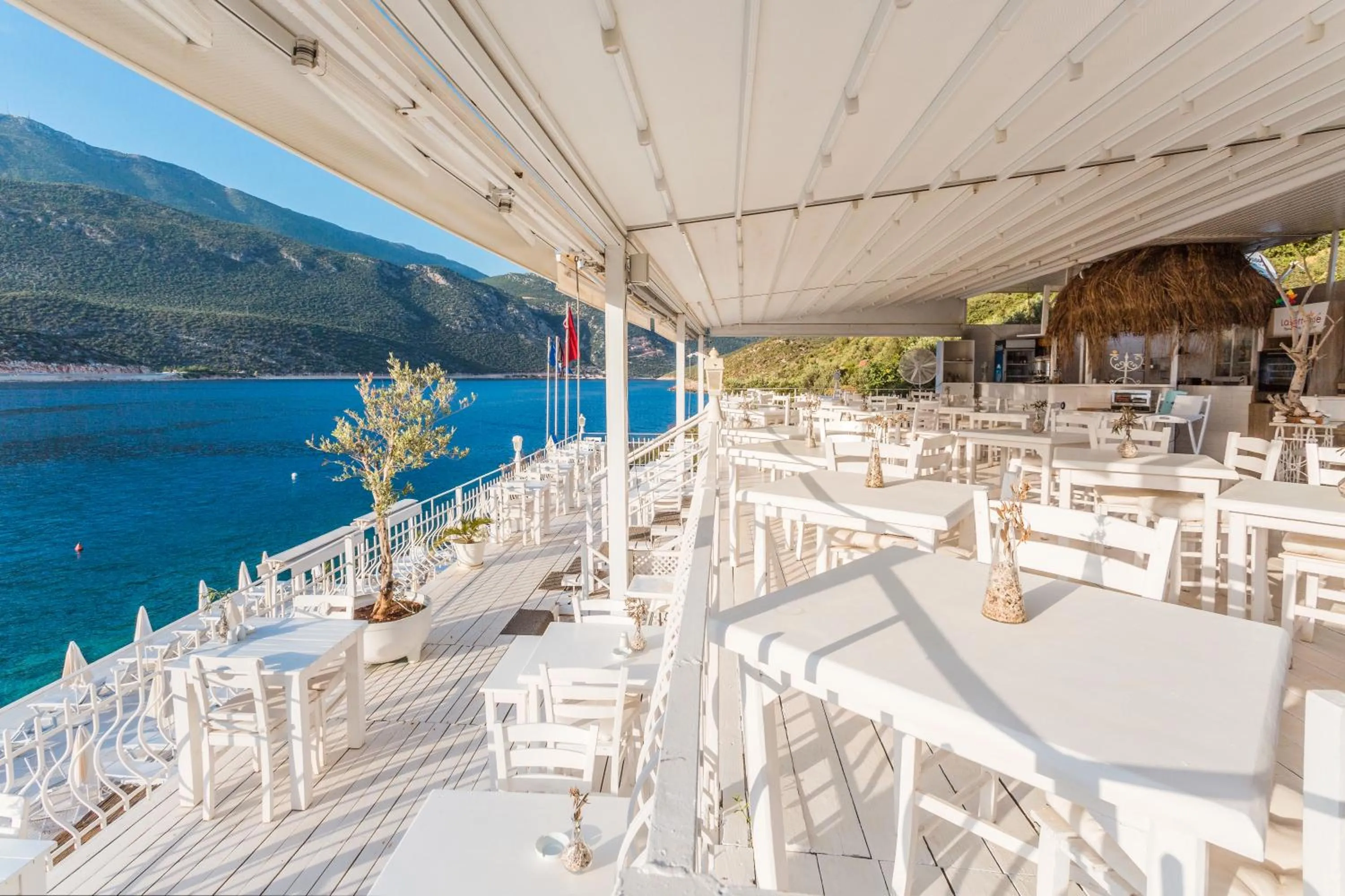 Restaurant/places to eat in Club Çapa Hotel