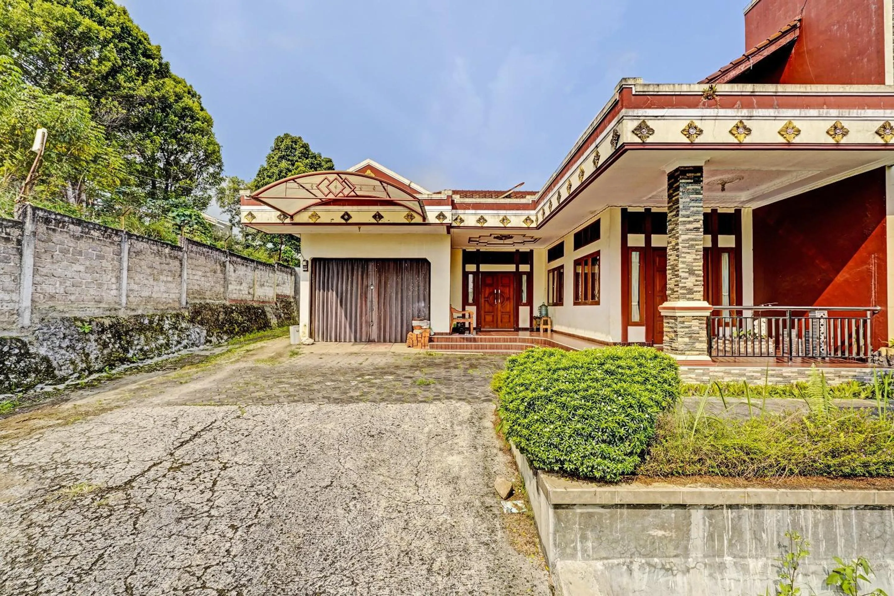 Facade/entrance in OYO Life 91469 Pondok Pelita