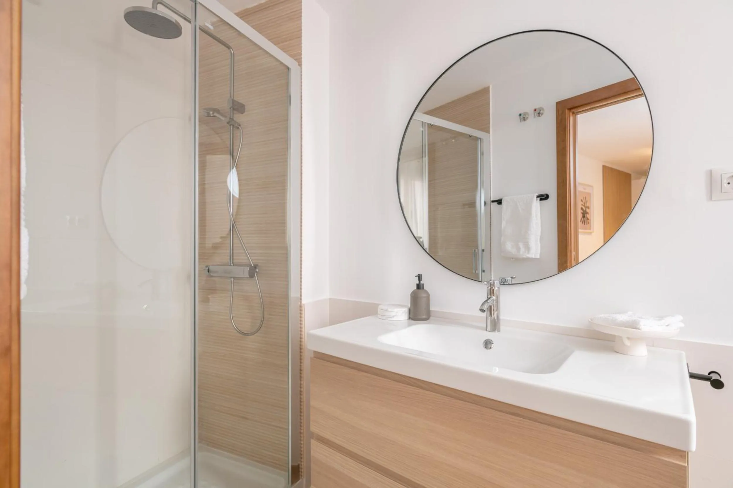Shower in Malasaña 13, Nuevo apartamento 2 dormitorios, centro histórico, todos servicios, barrio tranquilo, MS