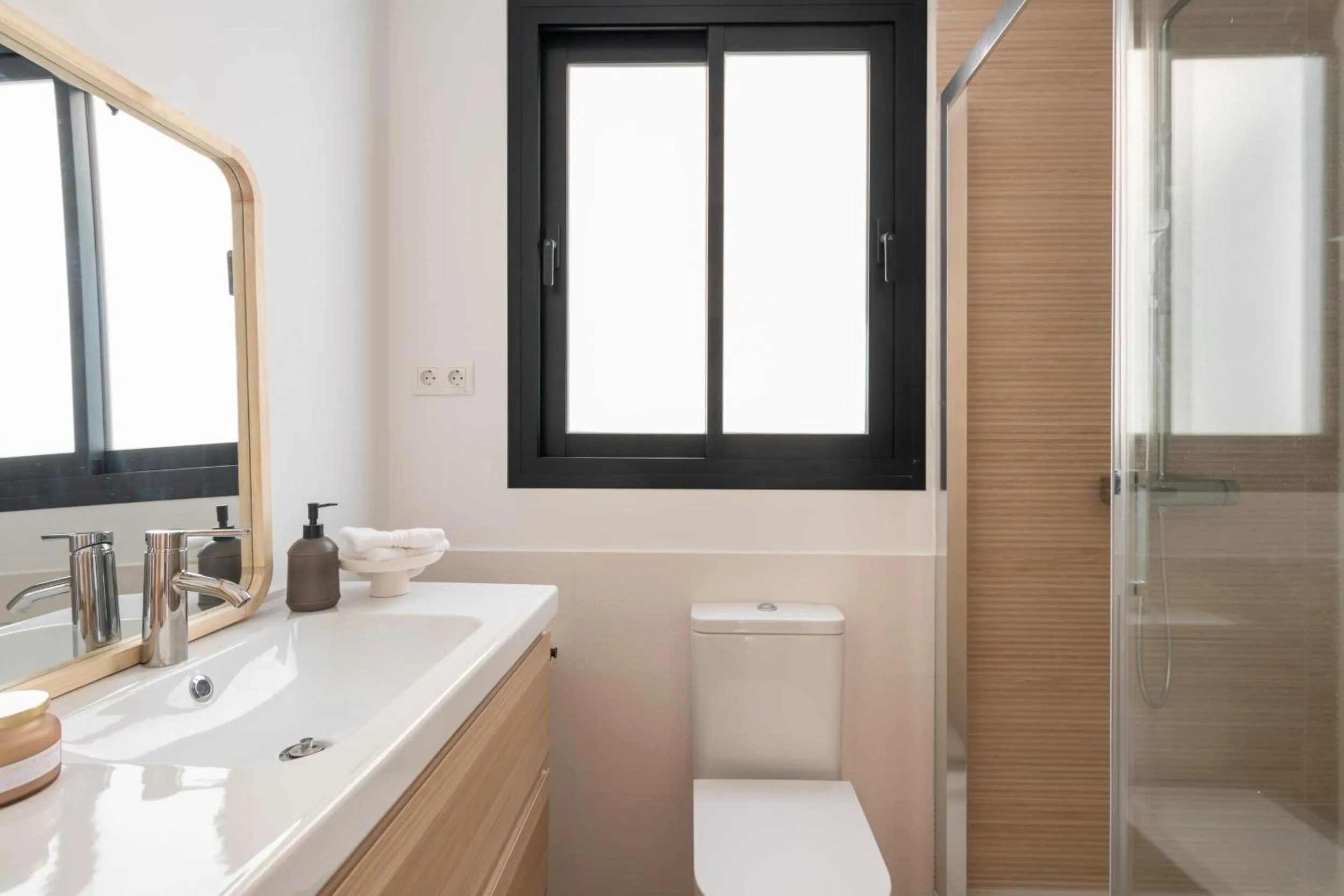 Shower in Malasaña 13, Nuevo apartamento 2 dormitorios, centro histórico, todos servicios, barrio tranquilo, MS