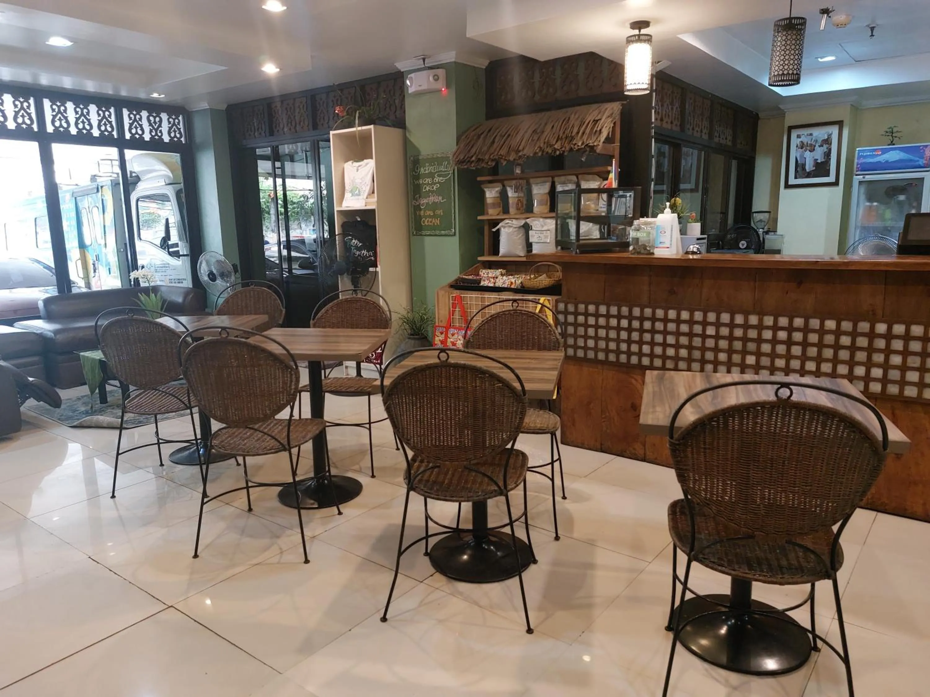 Lobby or reception in Makabata Guesthouse & Cafe