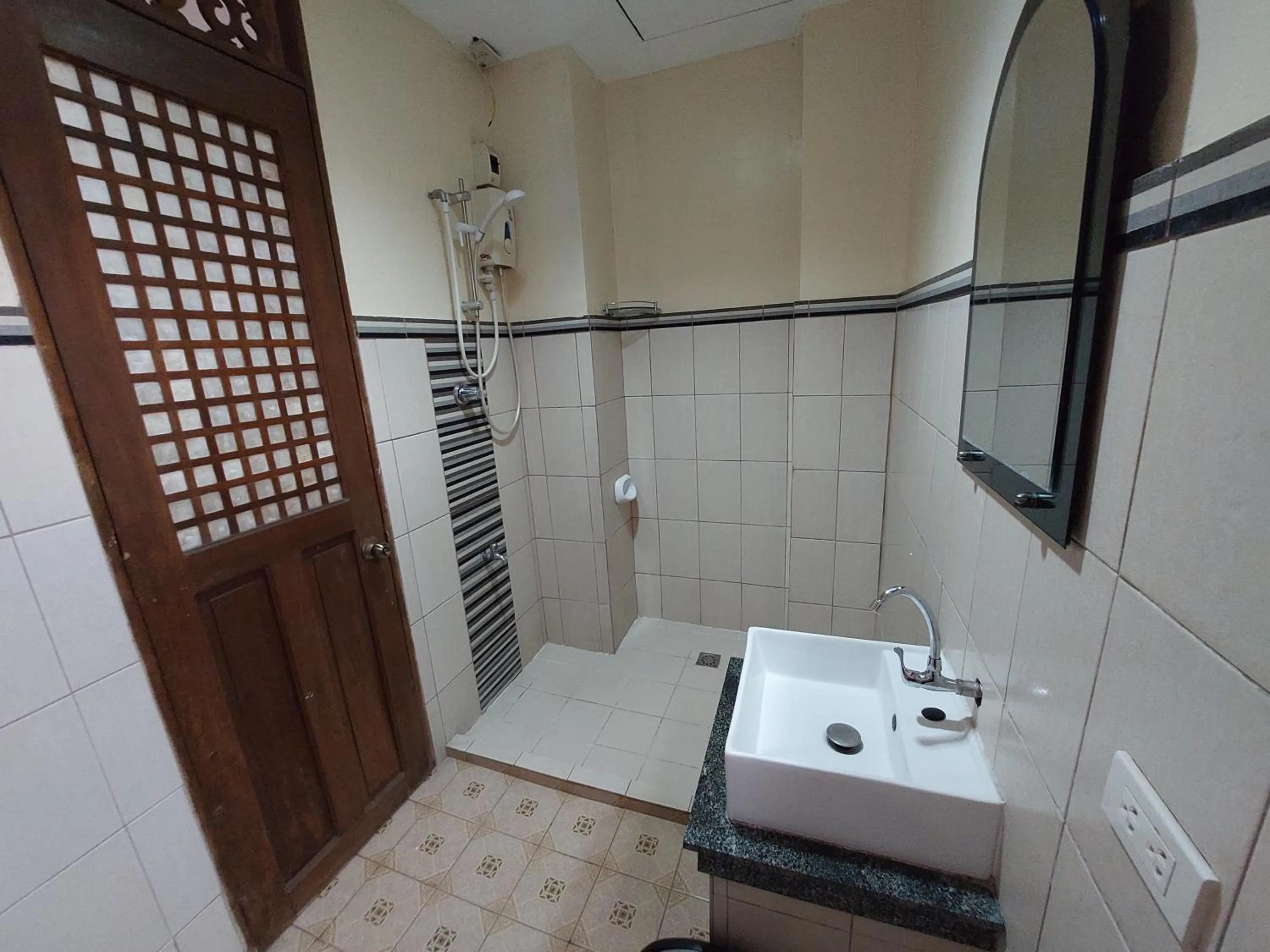 Shower in Makabata Guesthouse & Cafe