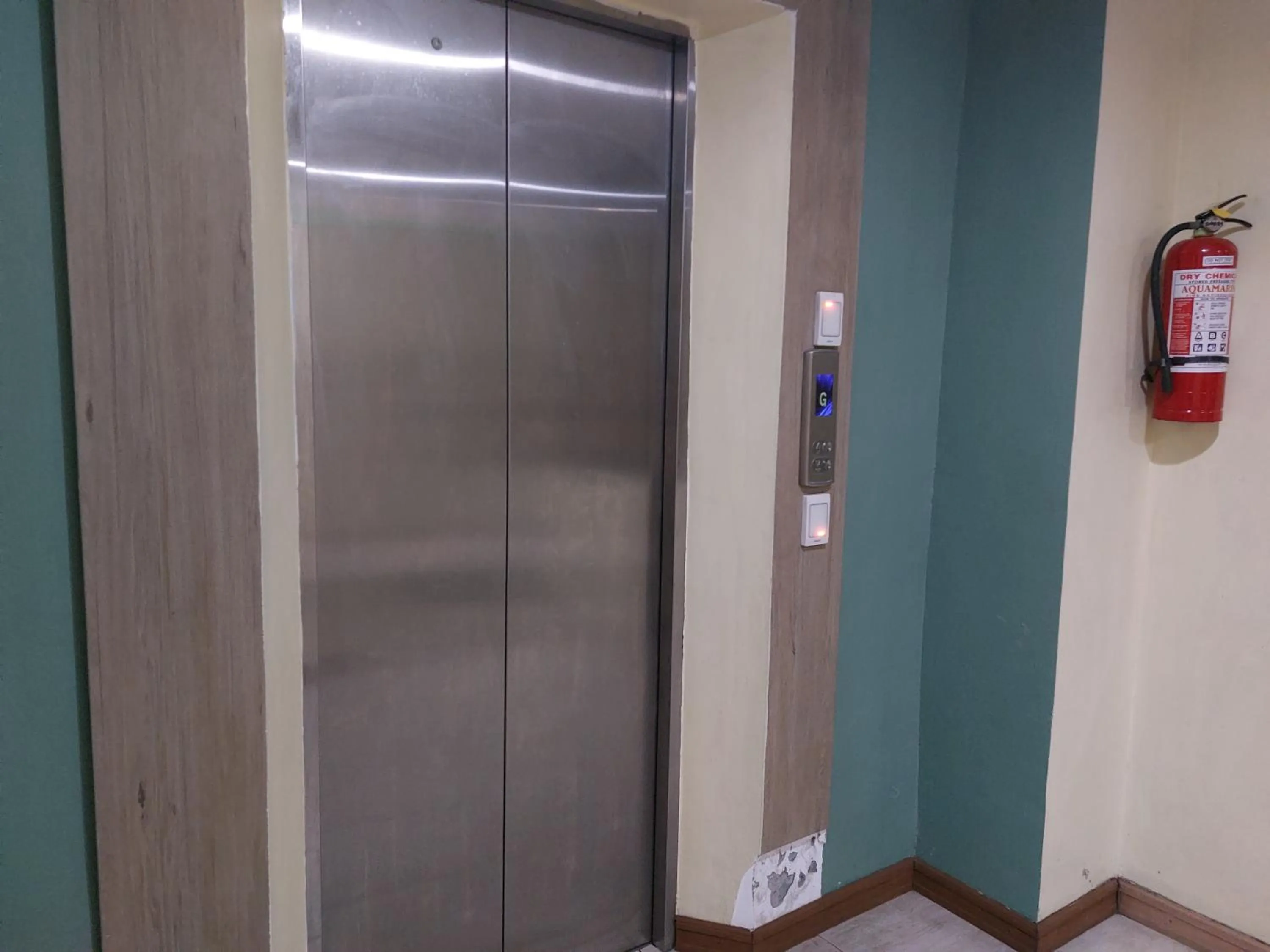 elevator in Makabata Guesthouse & Cafe