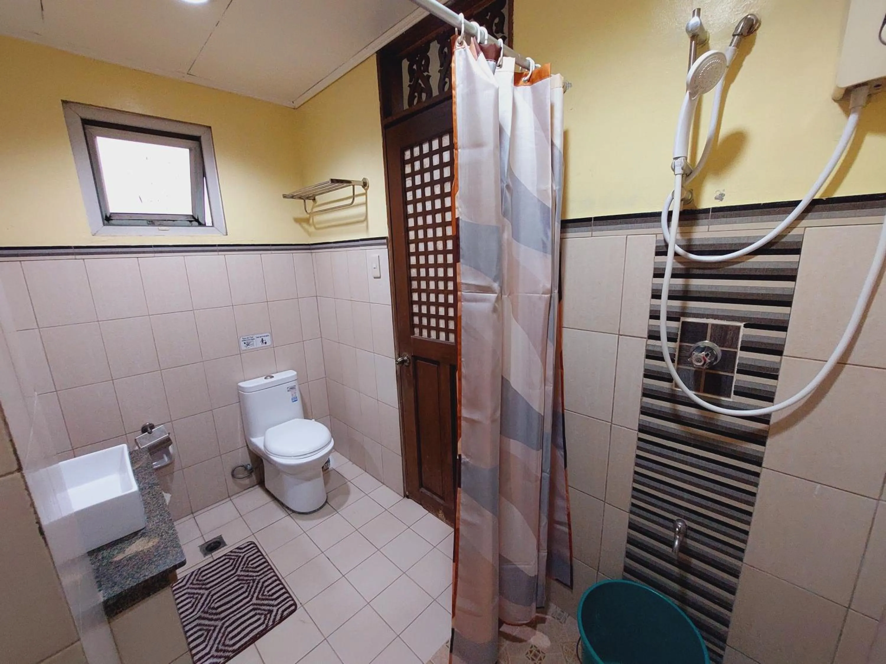 Shower in Makabata Guesthouse & Cafe