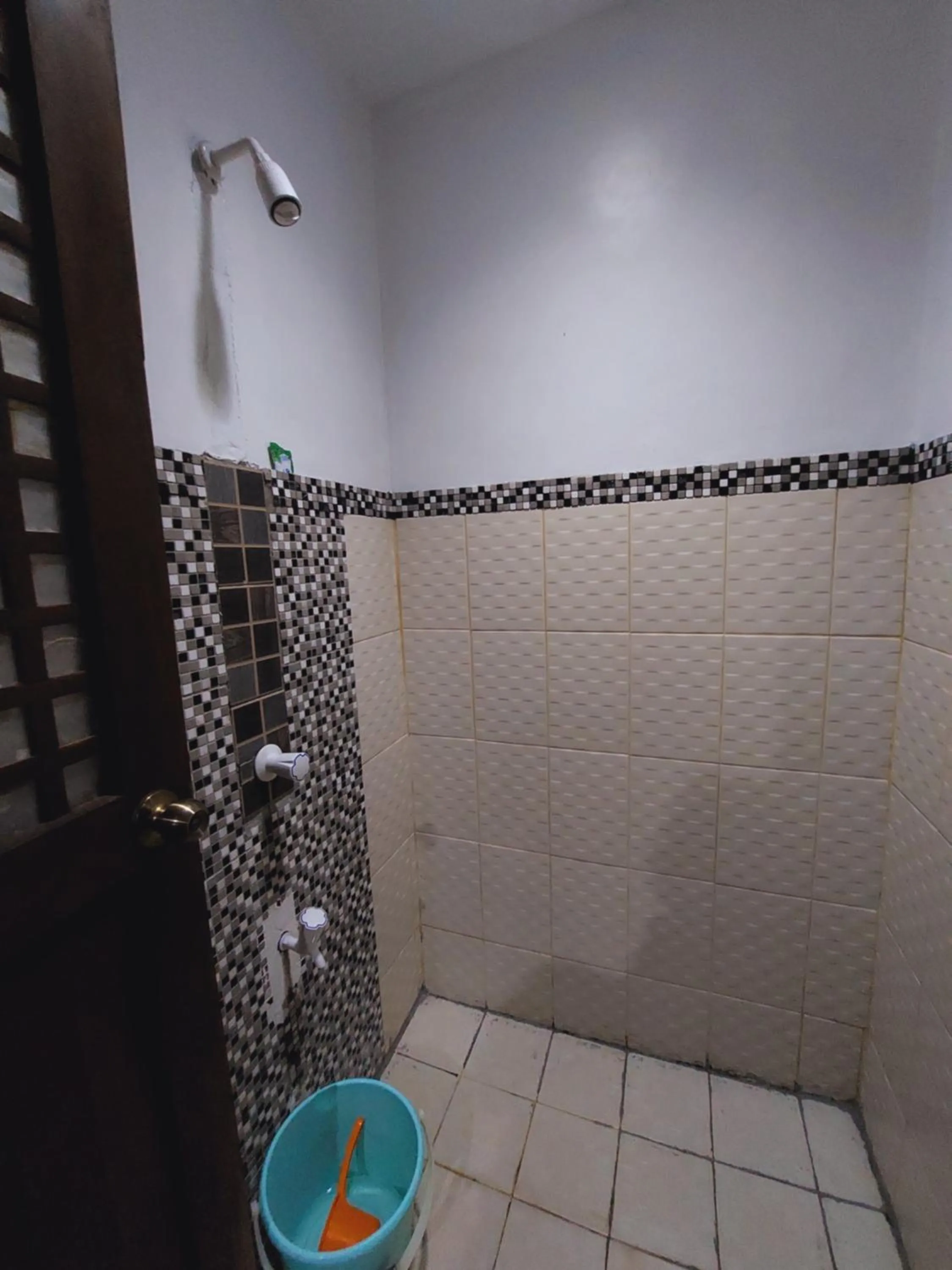 Shower in Makabata Guesthouse & Cafe