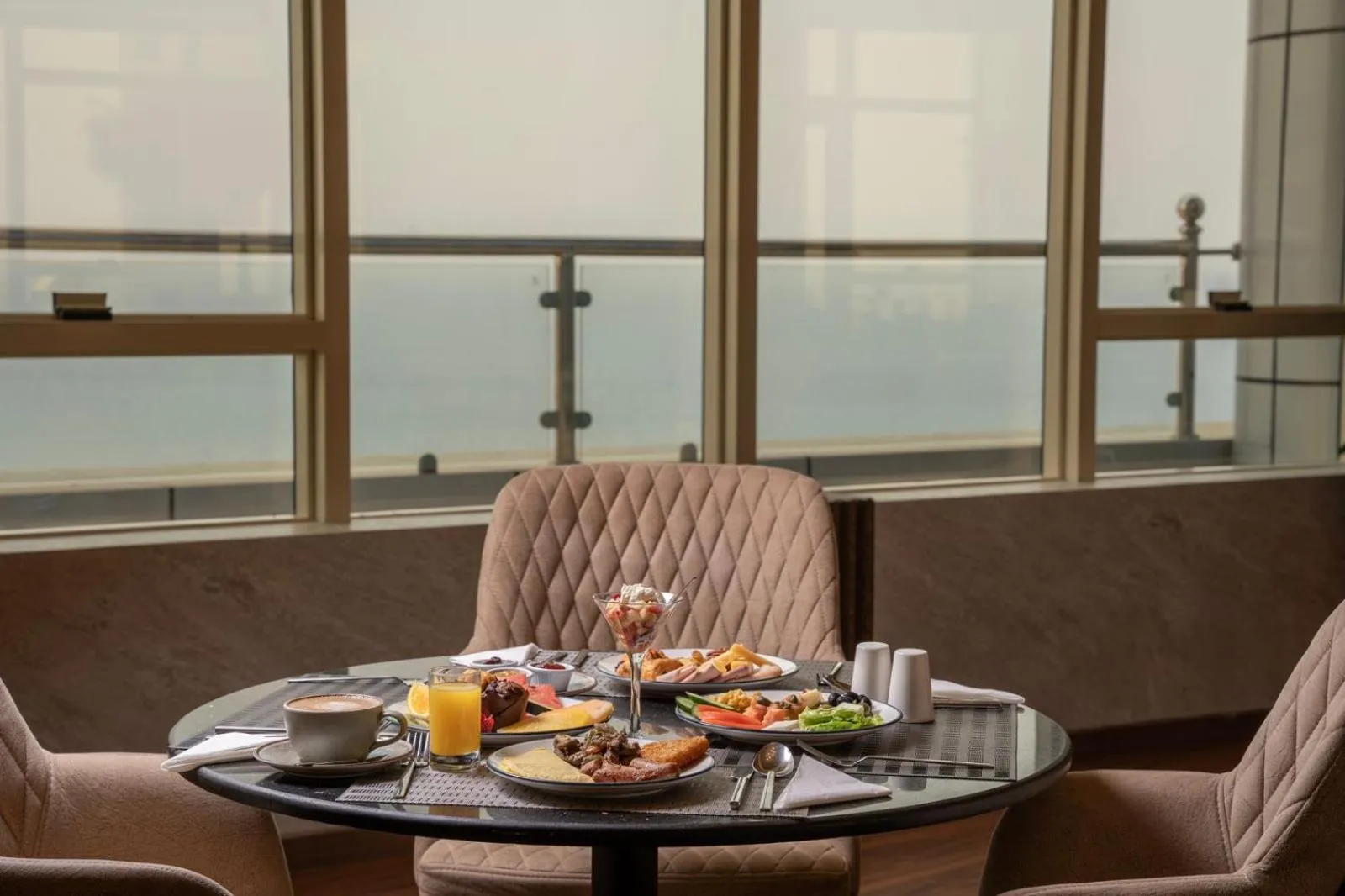 Restaurant/places to eat in Seafront Luxury Suites Jeddah Corniche