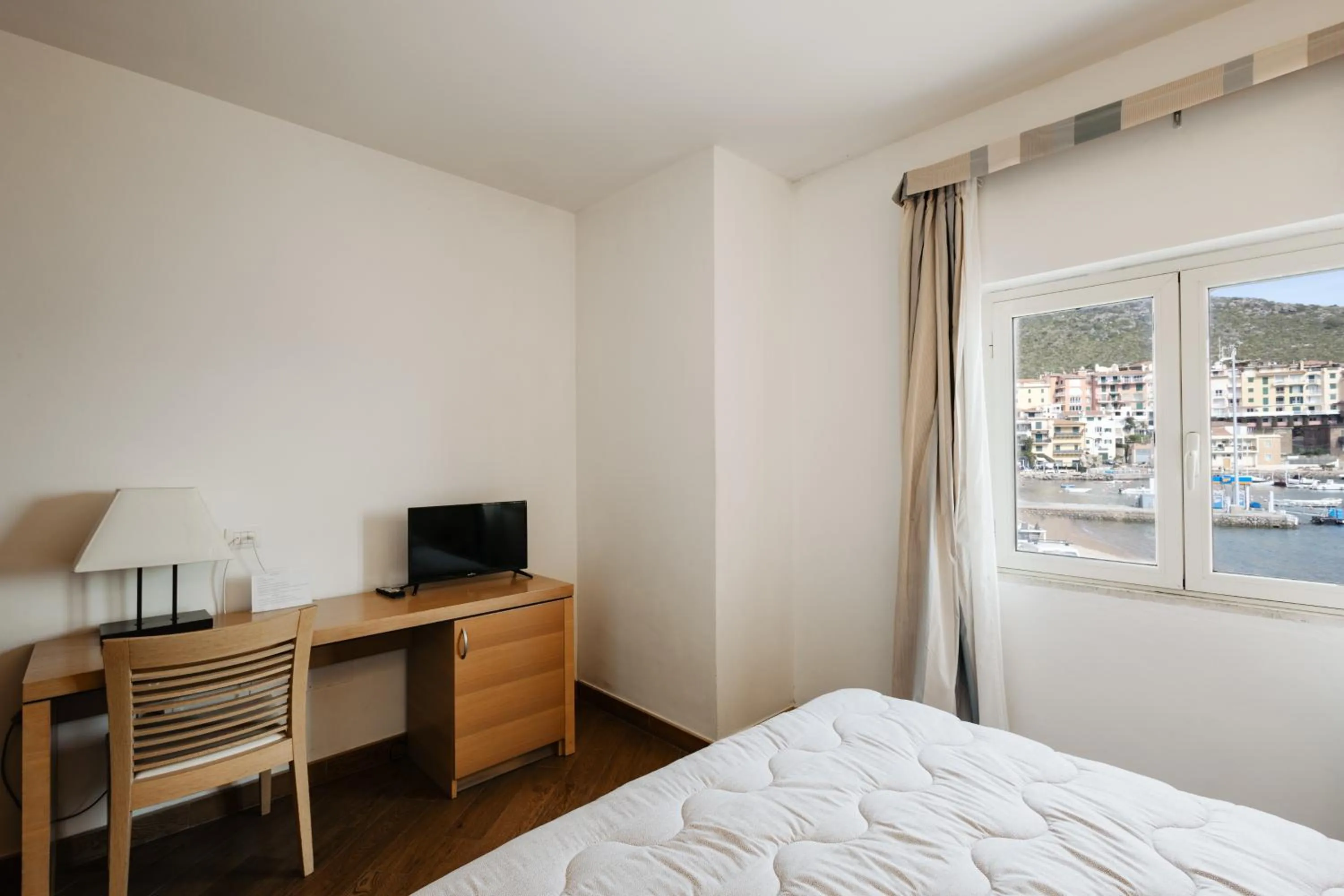 Bedroom, Bed in Bi Hotel