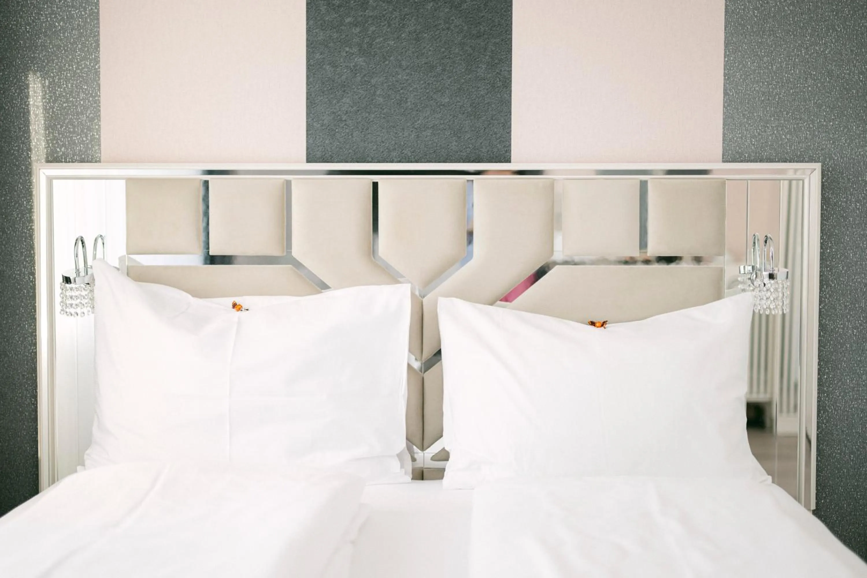 Bed in PARKHOTEL BRAUNAU - 24 Stunden Self Check-IN